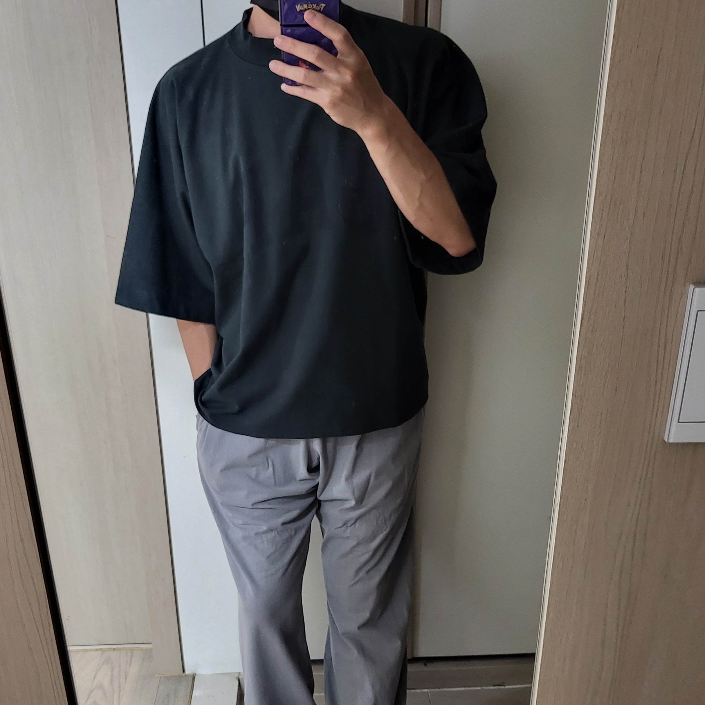 Yeezy Gap Engineered By Balenciaga Dove No Seam T-Shirt Black, Yeezy Gap Engineered By Balenciaga Dove No Seam T-Shirt Washed Black 착용 스타일 - 1