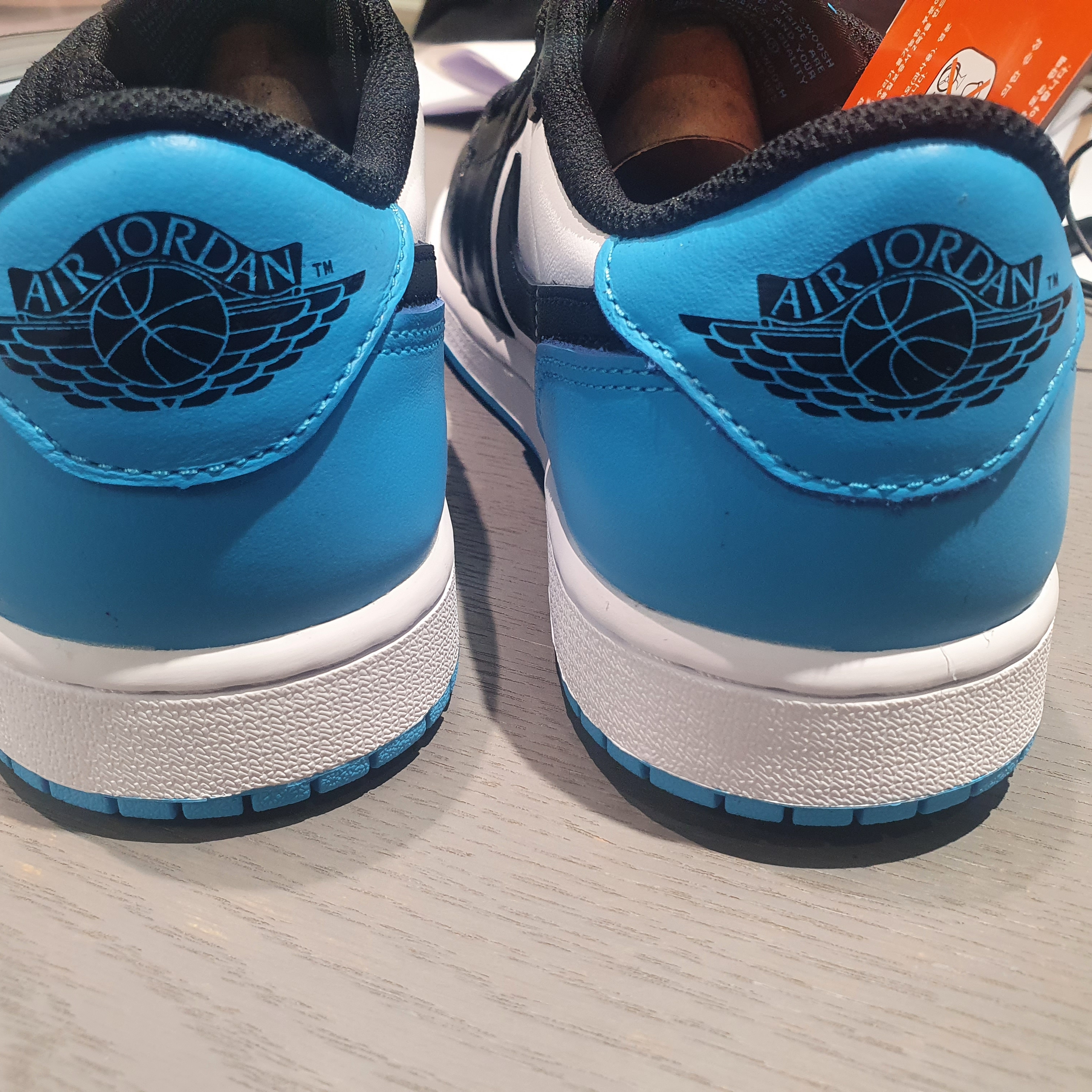 Jordan 1 Retro Low OG Black and Dark Powder Blue 착용 스타일 - 5