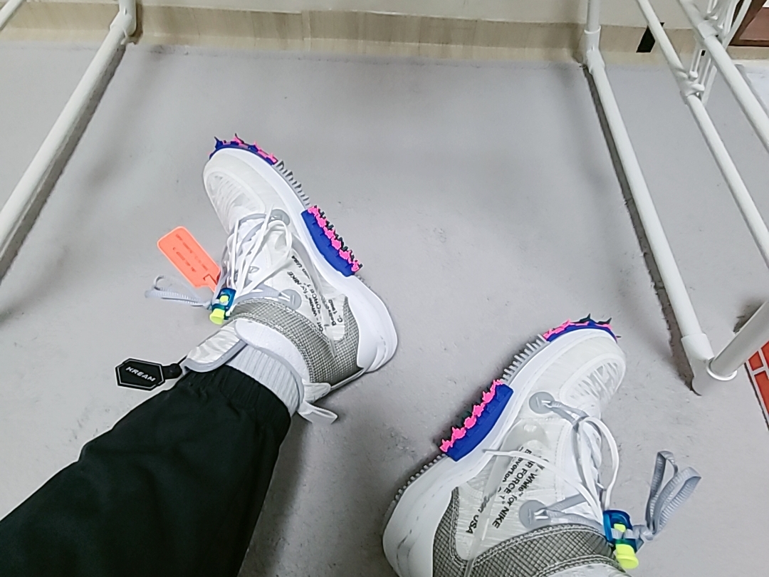 Nike x Off-White Air Force 1 Mid SP White 착용 스타일 - 2