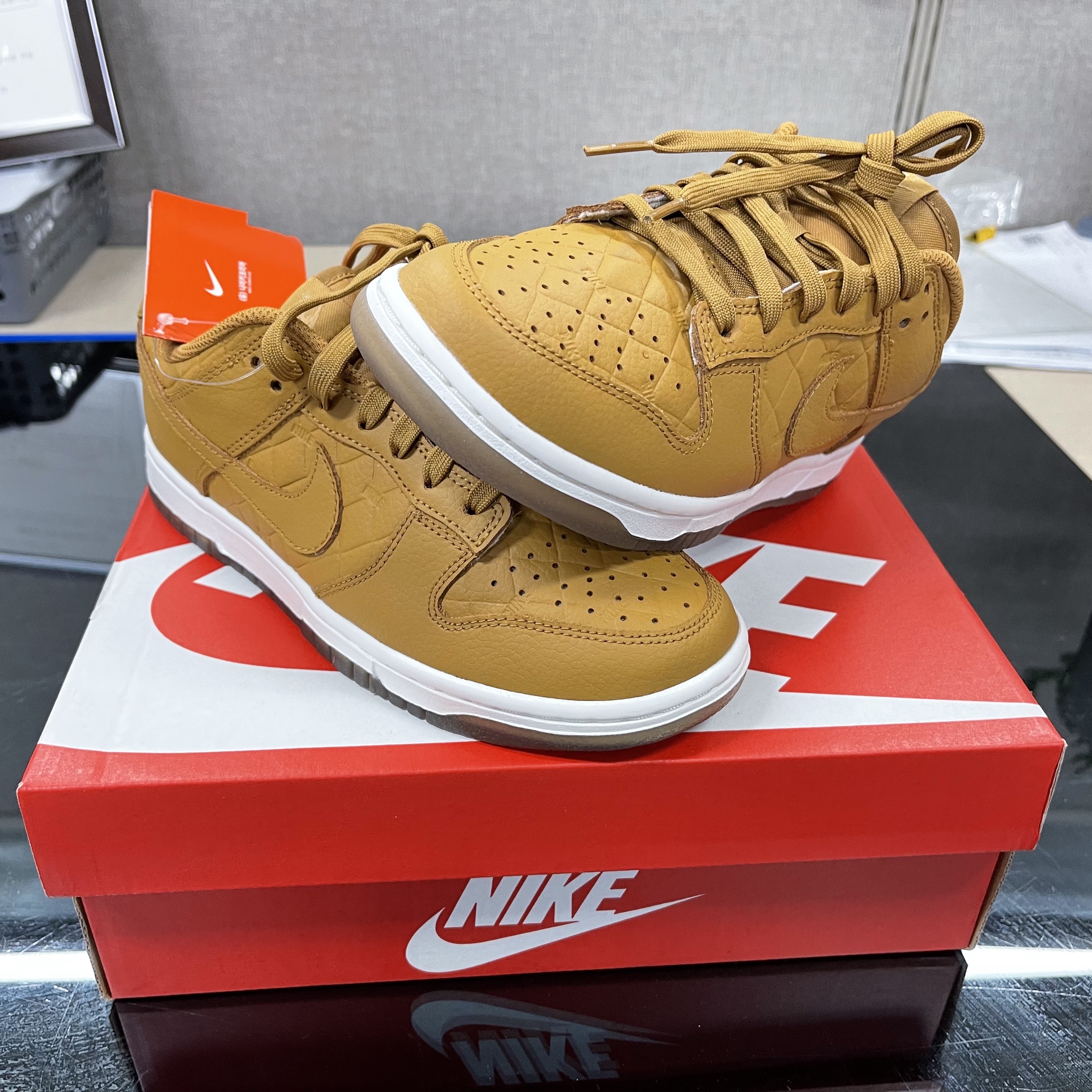 (W) Nike Dunk Low Wheat and Gum Light Brown 착용 스타일