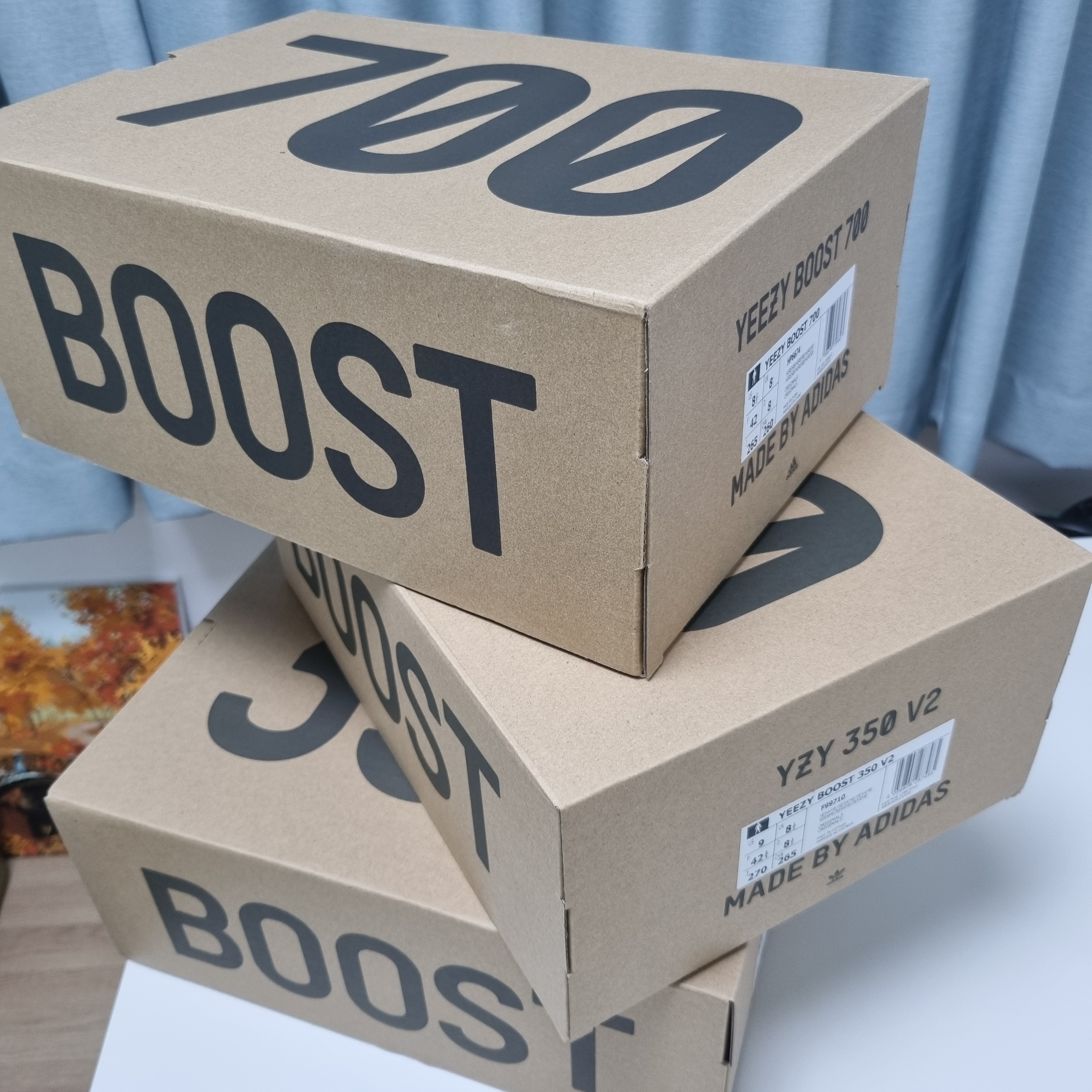 Adidas Yeezy Boost 700 Hi-Res Blue, Adidas Yeezy Boost 350 V2 Sesame 2022 착용 스타일 - 1