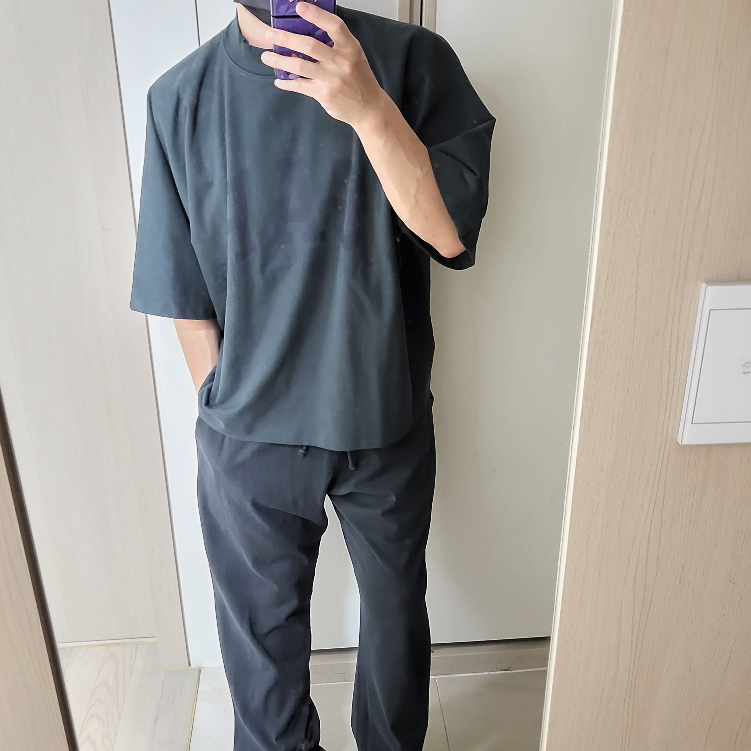 Yeezy Gap Engineered By Balenciaga Dove No Seam T-Shirt Black, Yeezy Gap Engineered By Balenciaga Dove No Seam T-Shirt Washed Black 착용 스타일 - 3