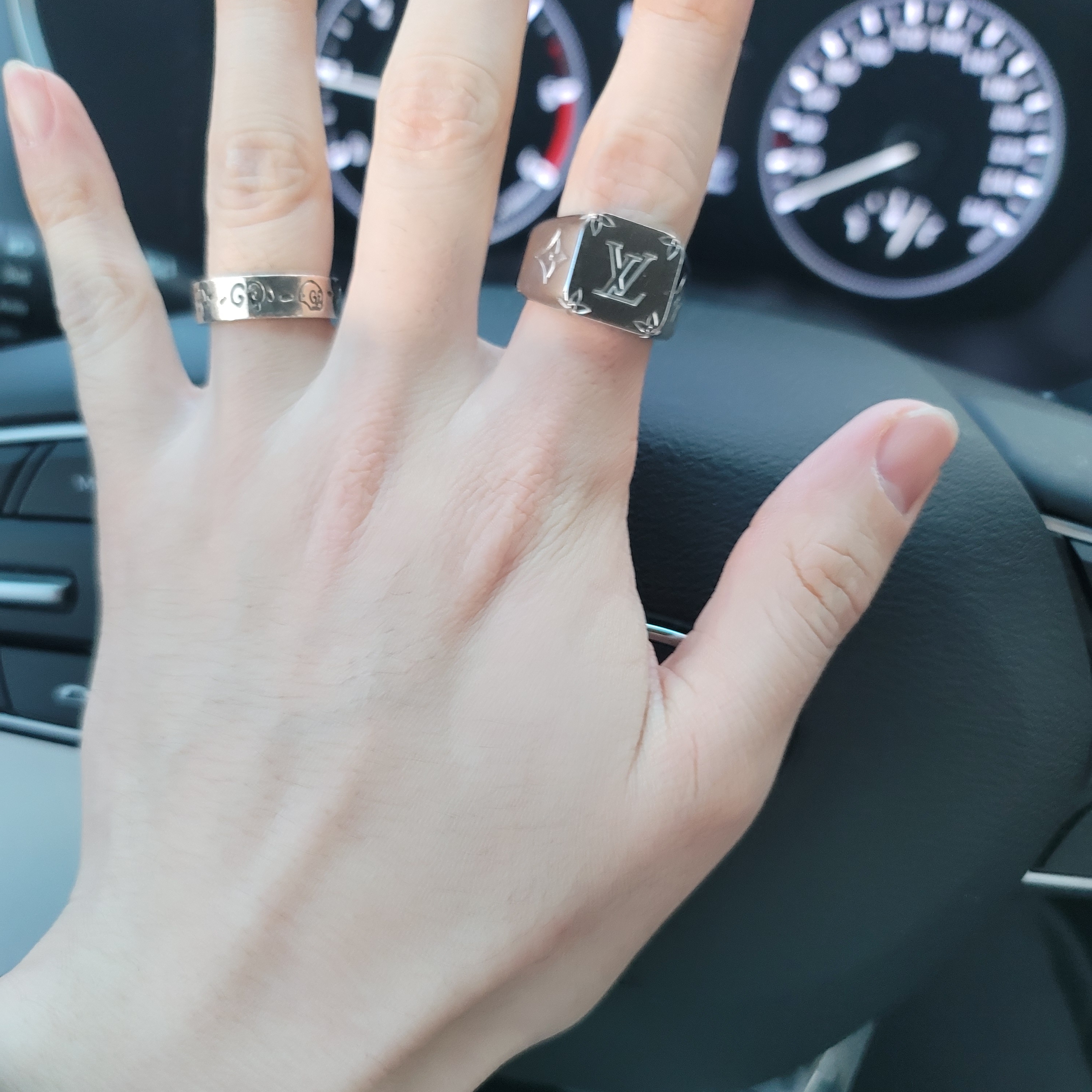 Louis Vuitton Monogram Signet Ring Palladium, Gucci Ghost Ring Silver 6mm 착용 스타일