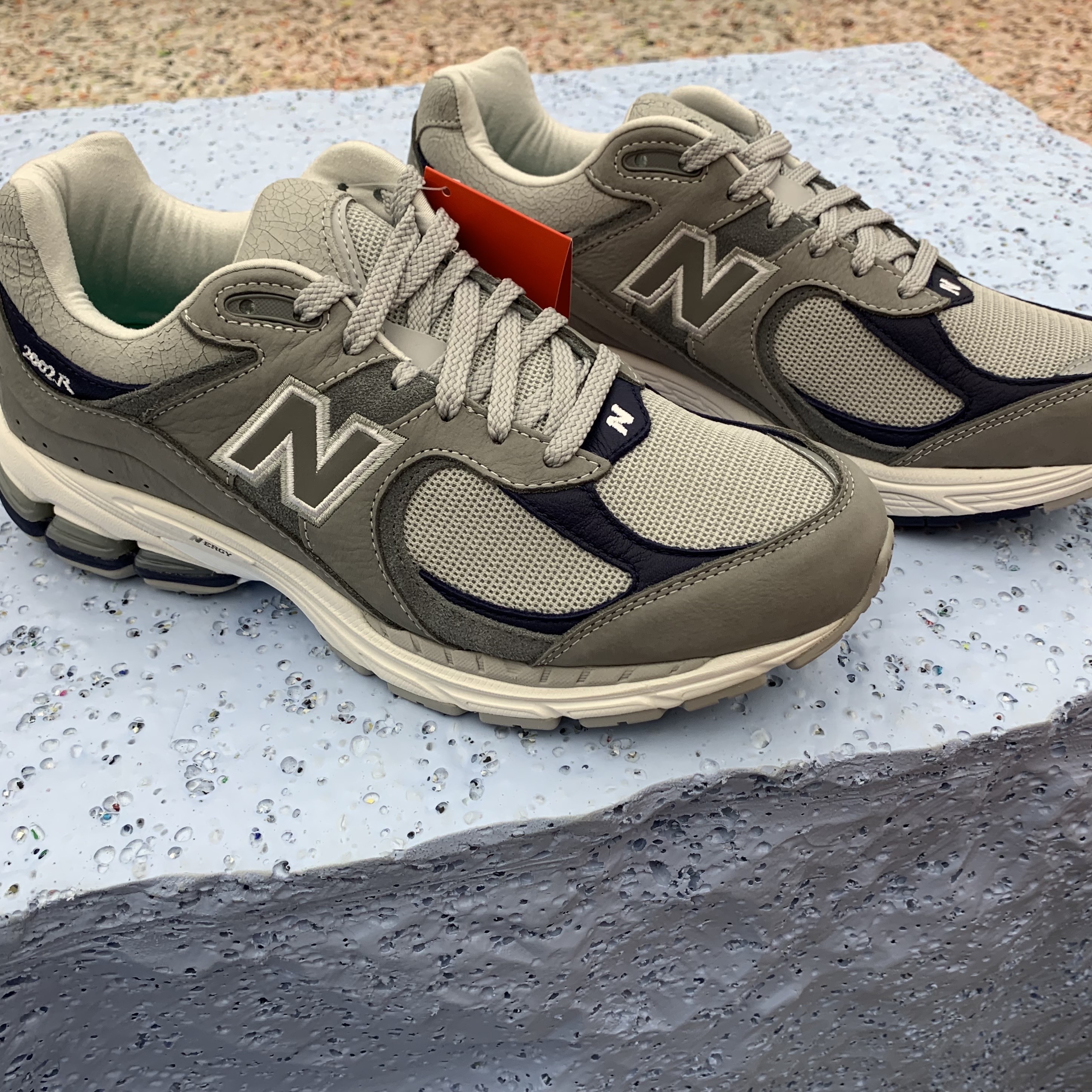 New Balance x Thisisneverthat 2002R 2022 Downtown Run 착용 스타일 - 2