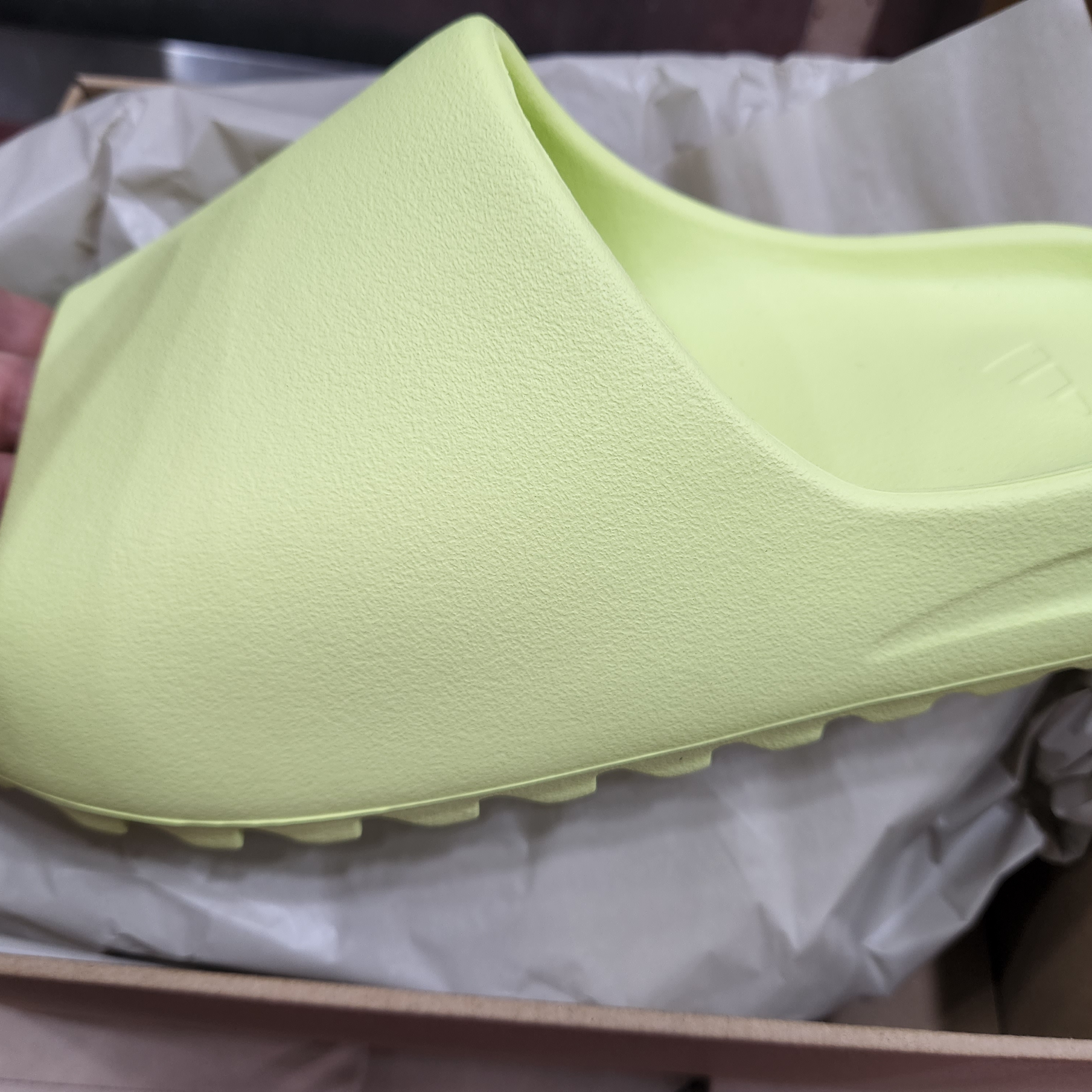 Adidas Yeezy Slide Glow Green 2022/2023 착용 스타일 - 3