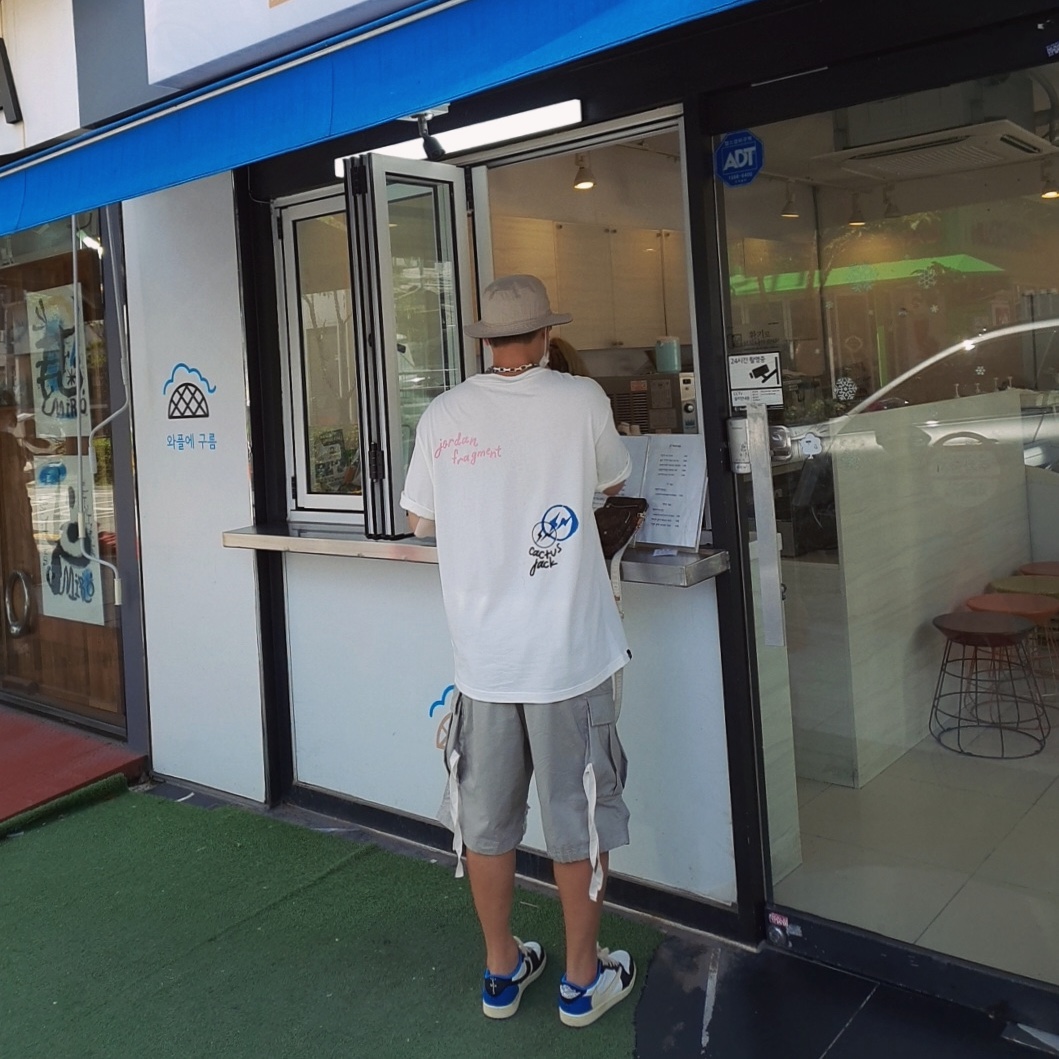 Jordan 1 x Travis Scott x Fragment Retro Low OG SP Military Blue, Jordan x Travis Scott x Fragment T-Shirt Sail (DJ0619-133) 착용 스타일