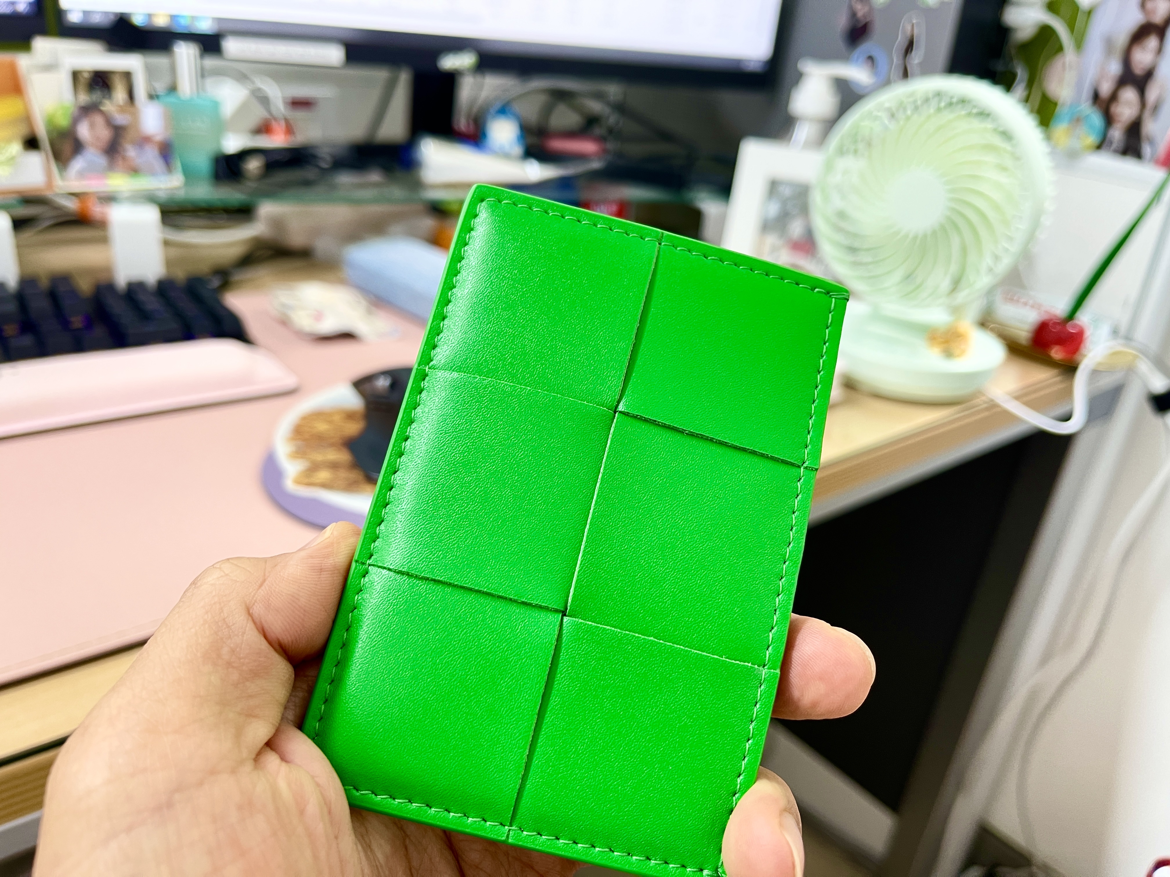 Bottega Veneta Credit Card Case Calfskin Parakeet 착용 스타일