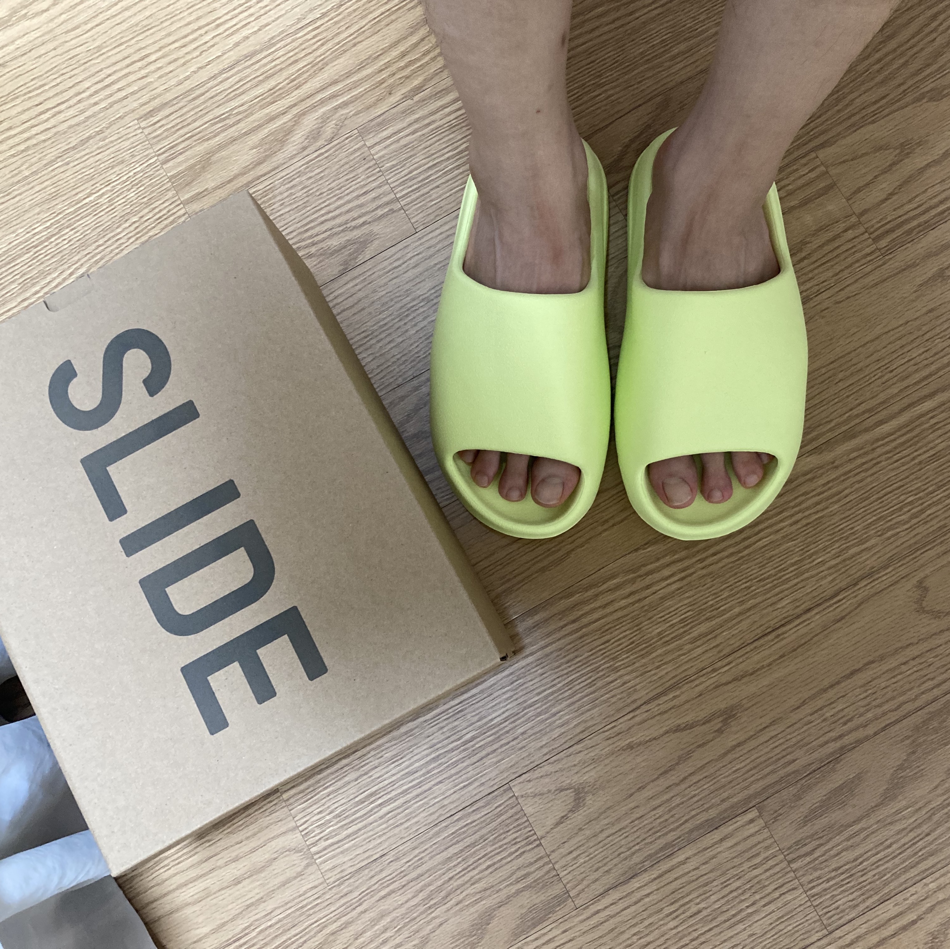 Adidas Yeezy Slide Glow Green 2022/2023 착용 스타일 - 2