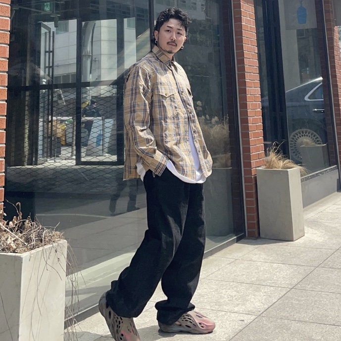 Adidas Yeezy Foam RNNR MX Sand Grey 착용 스타일
