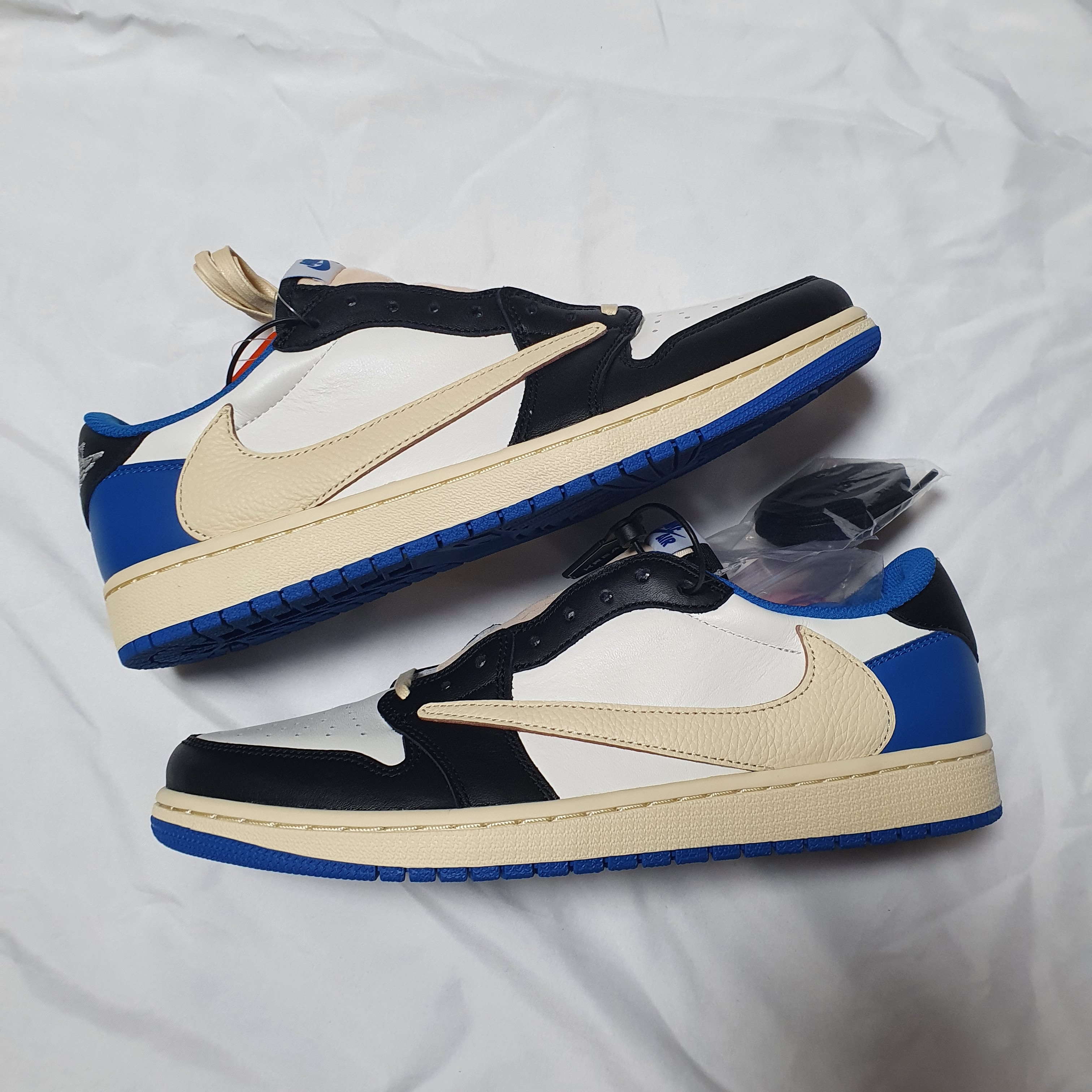 Jordan 1 x Travis Scott x Fragment Retro Low OG SP Military Blue 착용 스타일 - 2