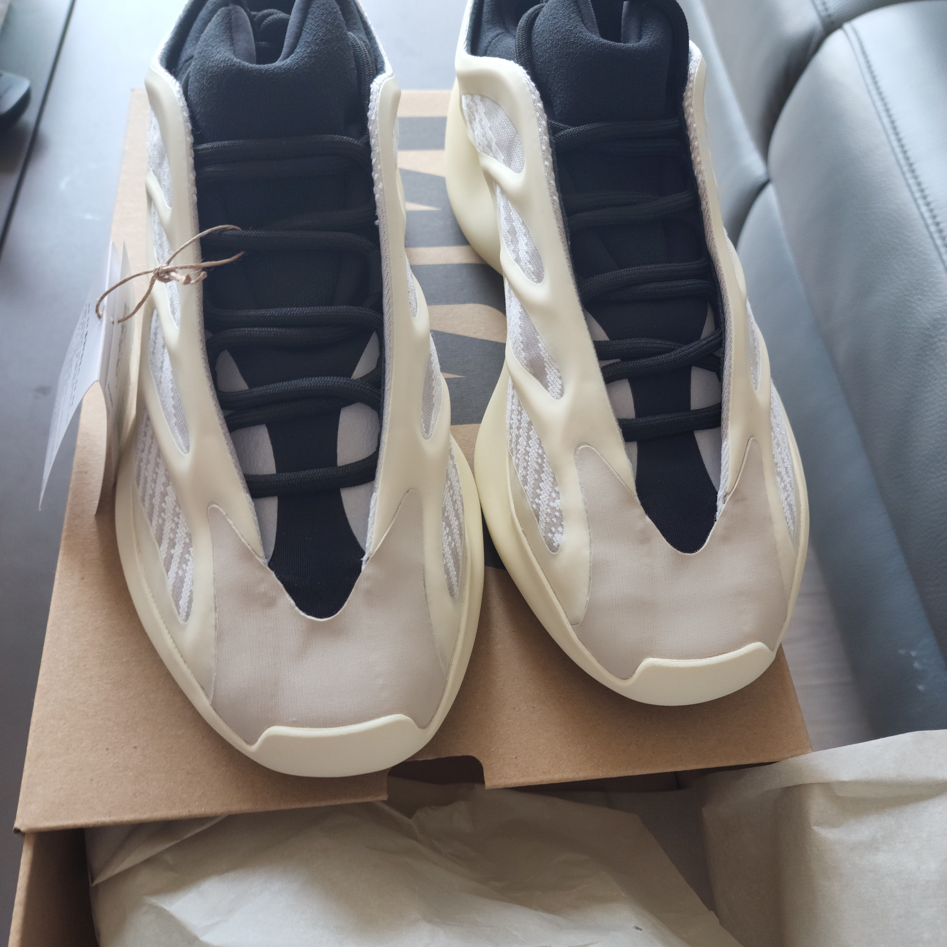 Adidas Yeezy 700 V3 Azael 2022/2023 착용 스타일 - 3