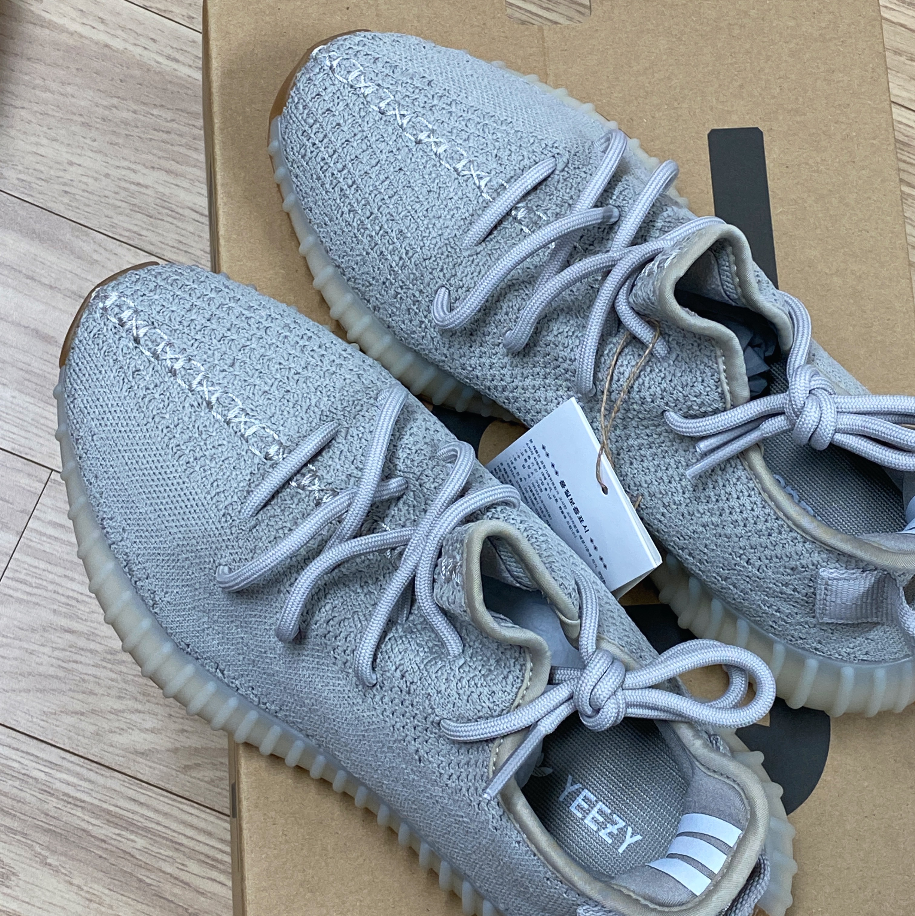 Adidas Yeezy Boost 350 V2 Sesame 2022 착용 스타일 - 4