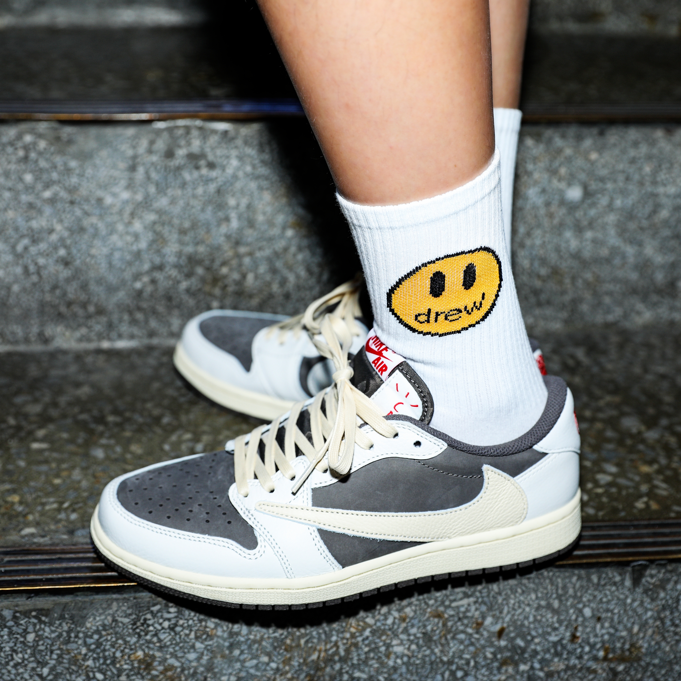 Jordan 1 x Travis Scott Retro Low OG SP Sail and Ridgerock 착용 스타일 - 1