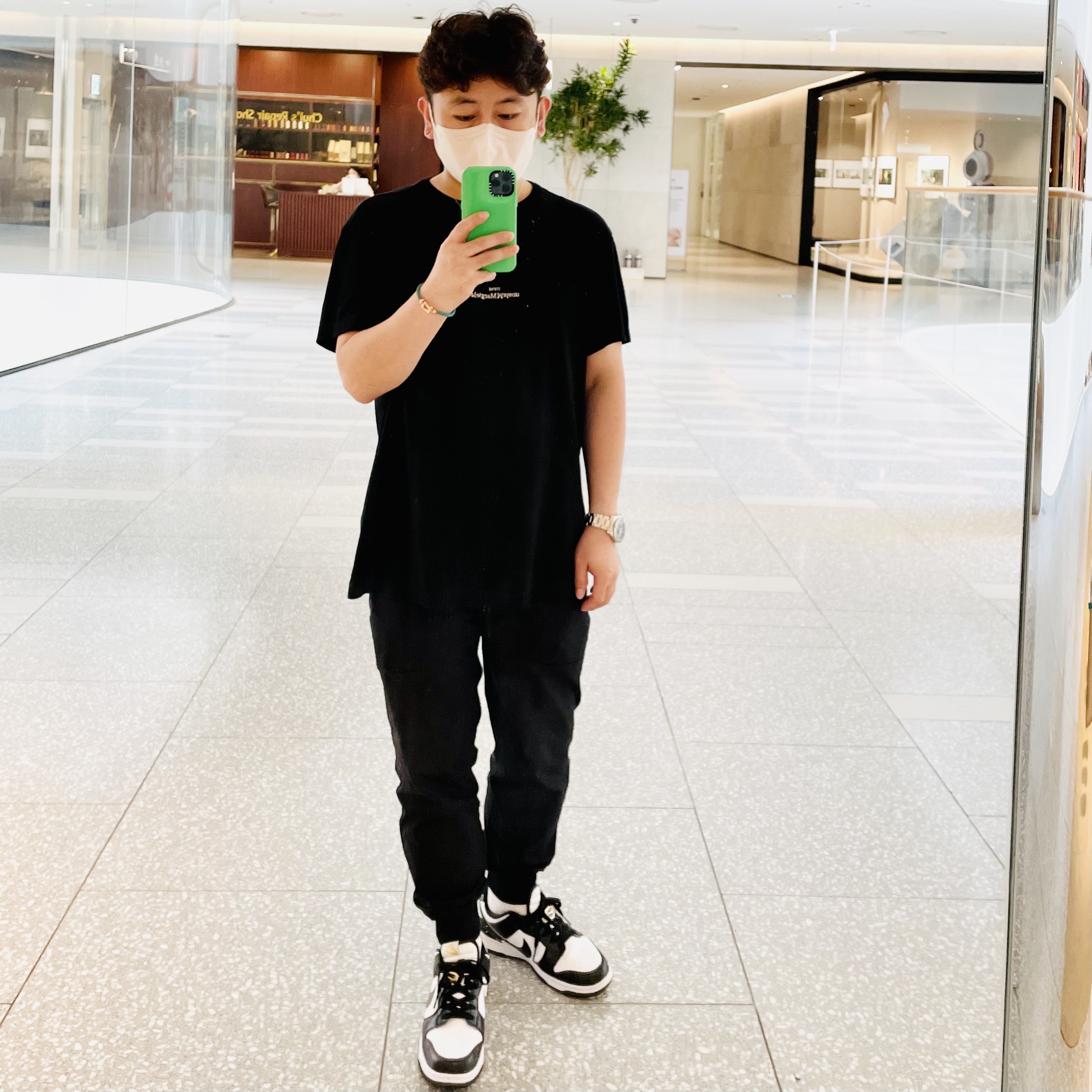 Nike Dunk Low Retro SE Black, Maison Margiela Distorted Logo T-Shirt Black 착용 스타일