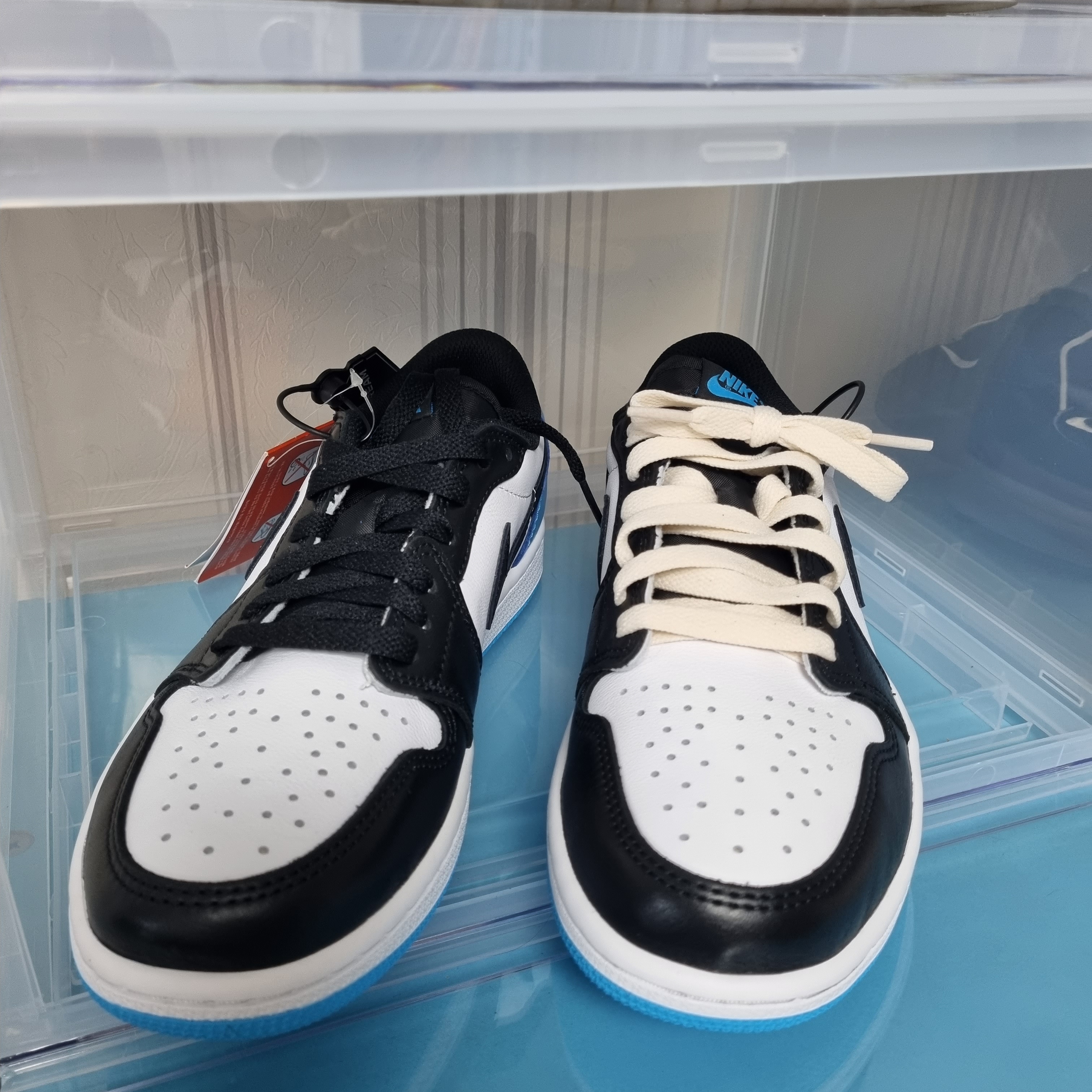 Jordan 1 Retro Low OG Black and Dark Powder Blue 착용 스타일 - 2