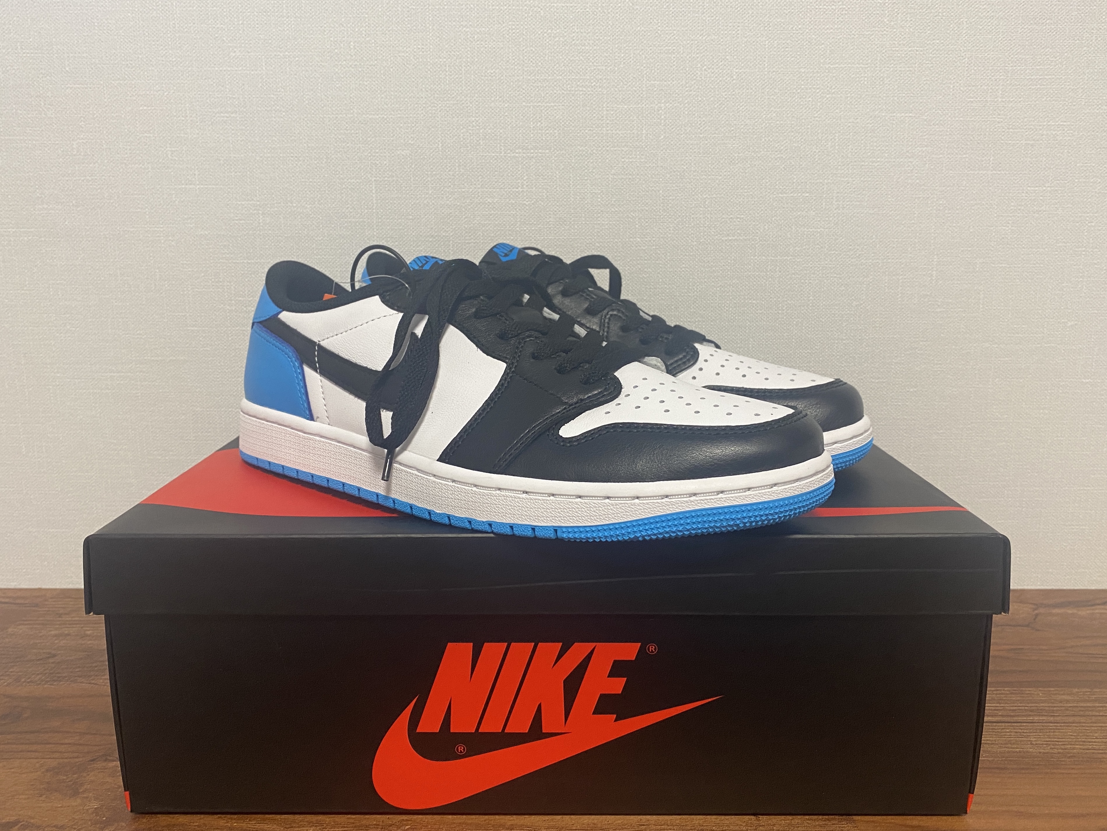 Jordan 1 Retro Low OG Black and Dark Powder Blue 착용 스타일 - 1
