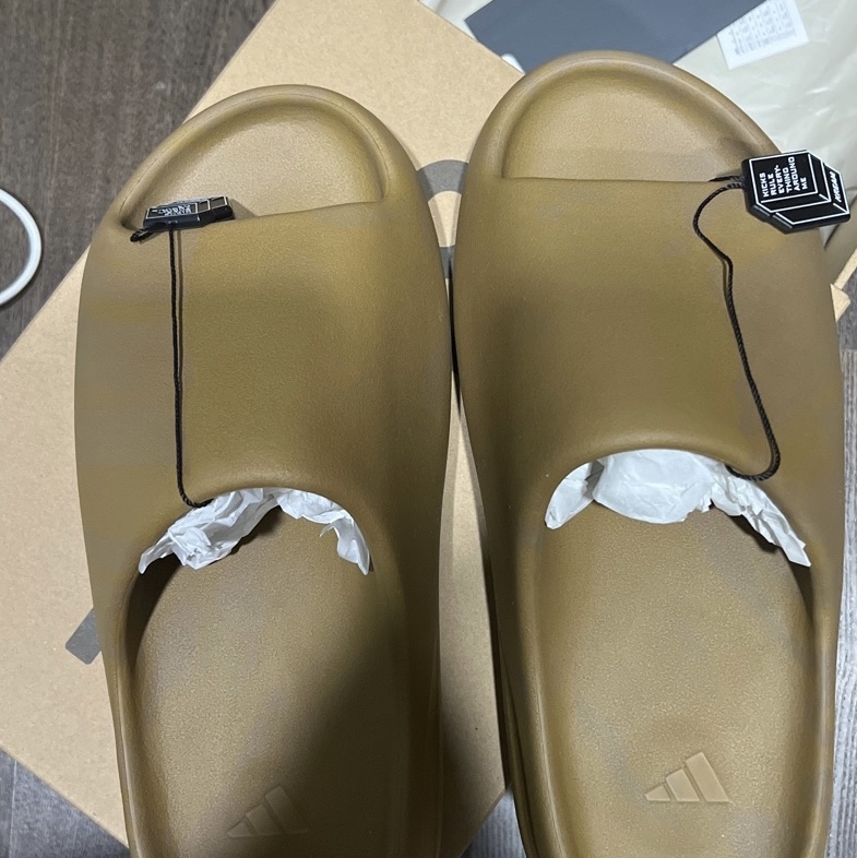 Adidas Yeezy Slide Ochre 착용 스타일
