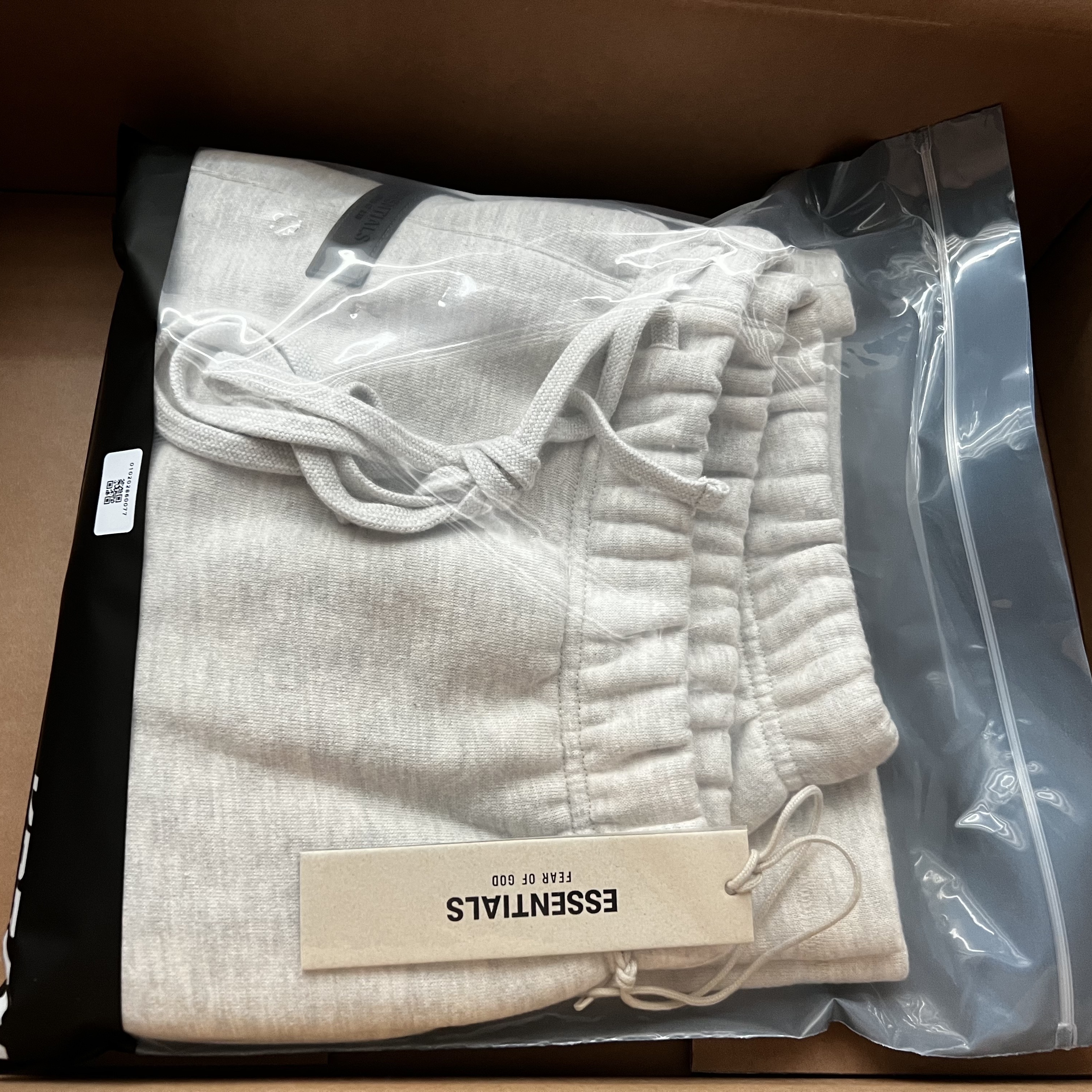 Essentials The Core Collection Sweatshorts Light Oatmeal 착용 스타일 - 1