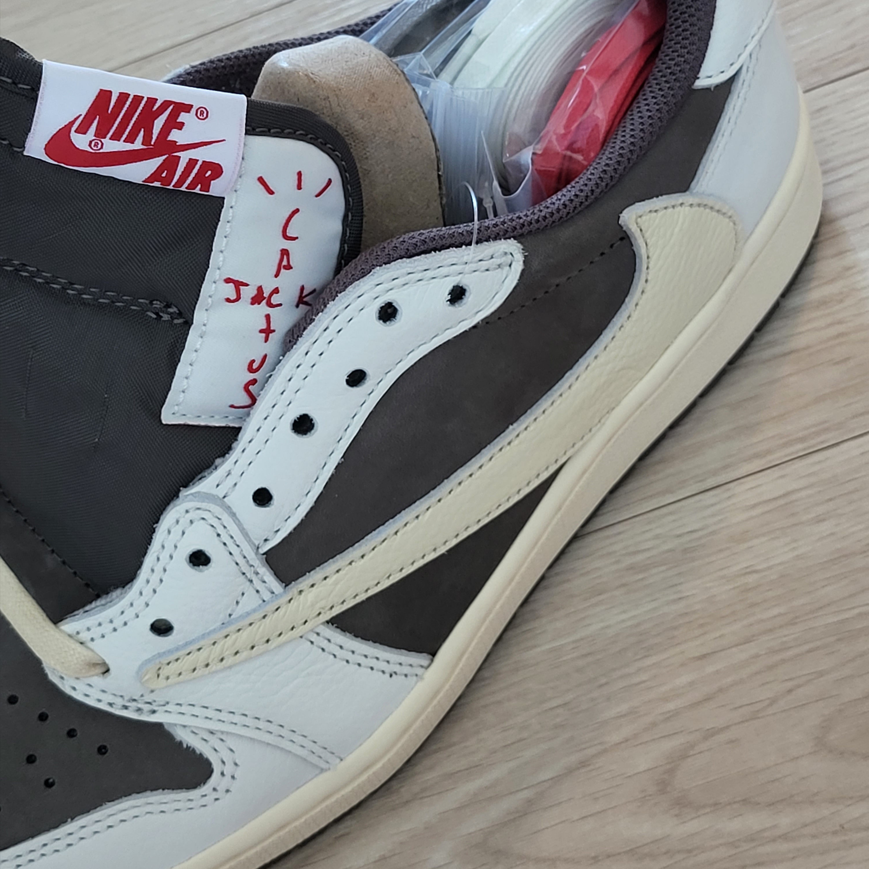 Jordan 1 x Travis Scott Retro Low OG SP Sail and Ridgerock 착용 스타일 - 2