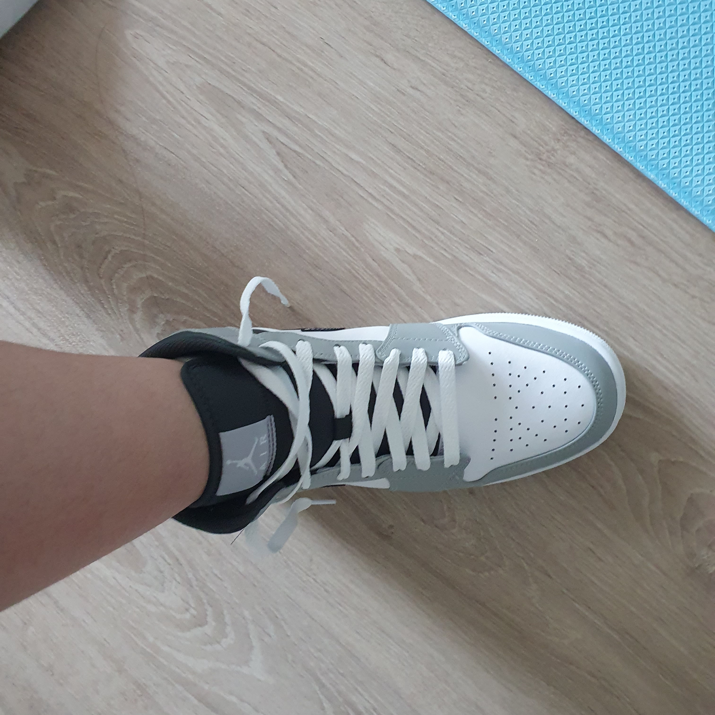 Jordan 1 Mid Light Smoke Grey Anthracite 착용 스타일 - 3