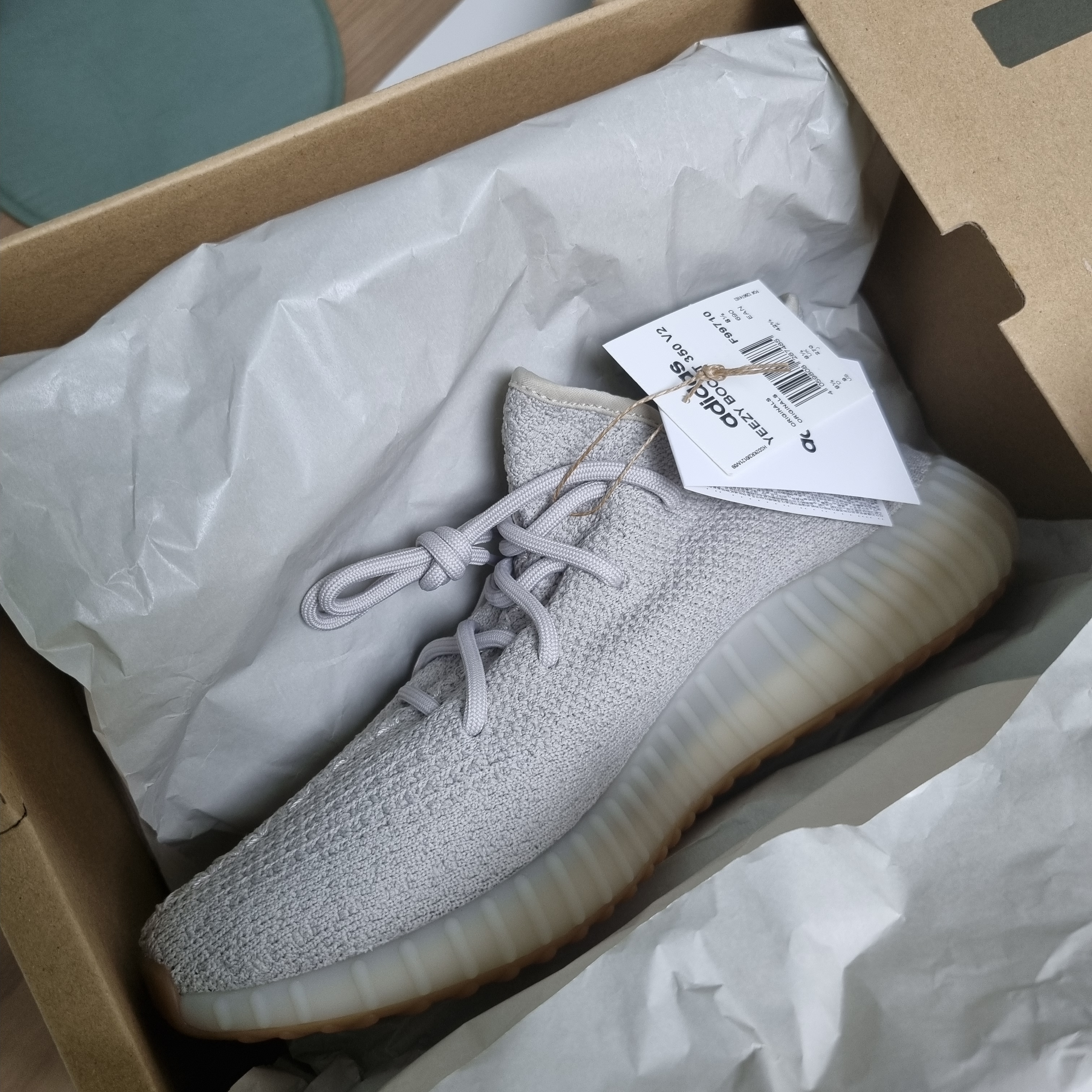 Adidas Yeezy Boost 700 Hi-Res Blue, Adidas Yeezy Boost 350 V2 Sesame 2022 착용 스타일 - 3