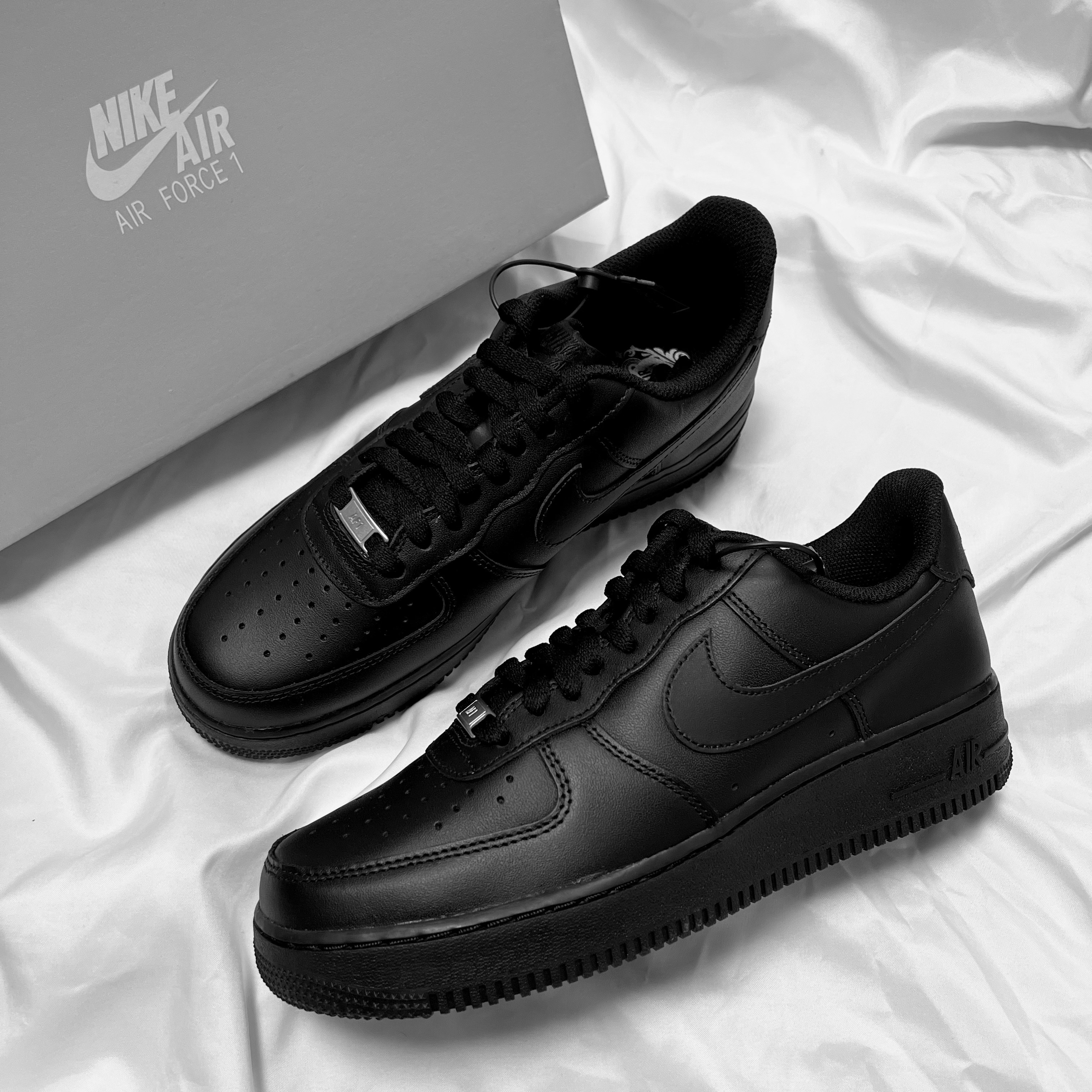 Nike Air Force 1 '07 Low Triple Black 착용 스타일