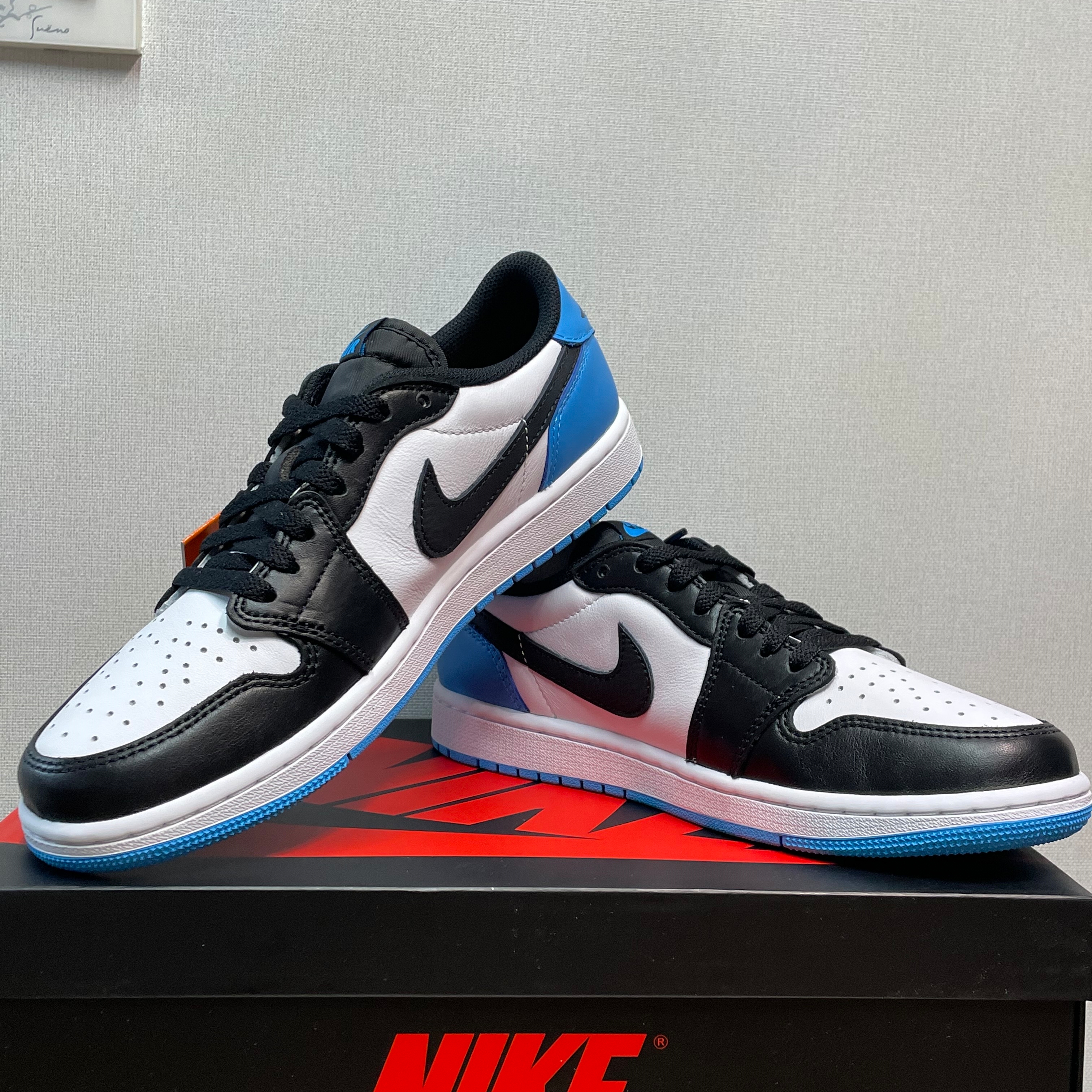 Jordan 1 Retro Low OG Black and Dark Powder Blue 착용 스타일
