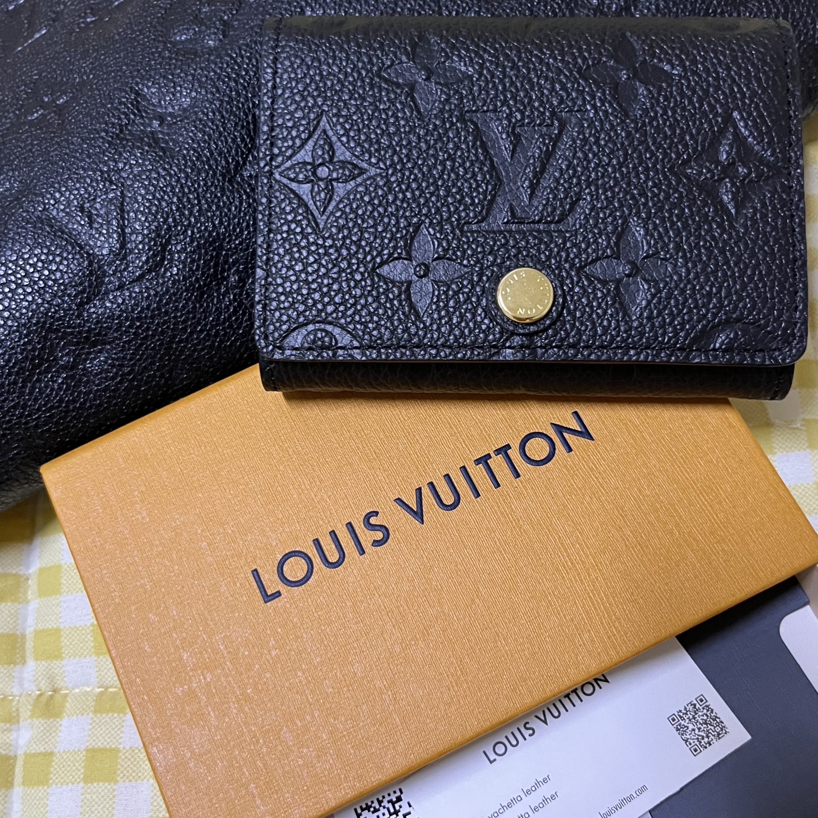 Louis Vuitton Business Card Holder Monogram Embossed Leather Black, Louis Vuitton Daily Pouch Monogram Empreinte Black 착용 스타일