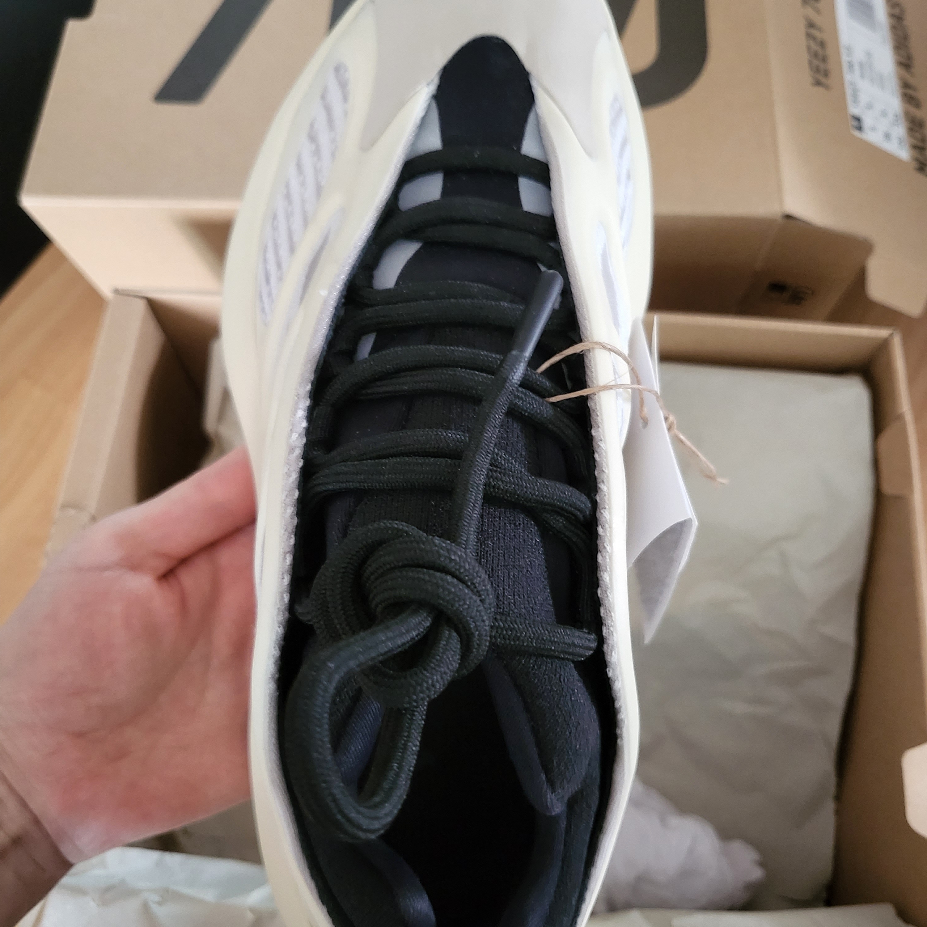 Adidas Yeezy 700 V3 Azael 2022/2023 착용 스타일 - 2