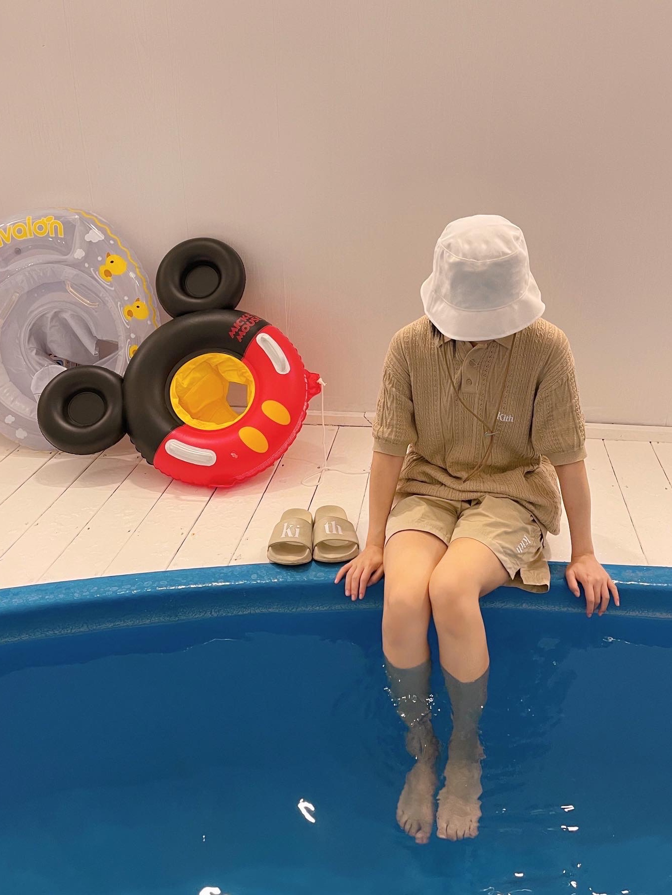 Nike x Jacquemus Bucket Hat White 착용 스타일 - 2
