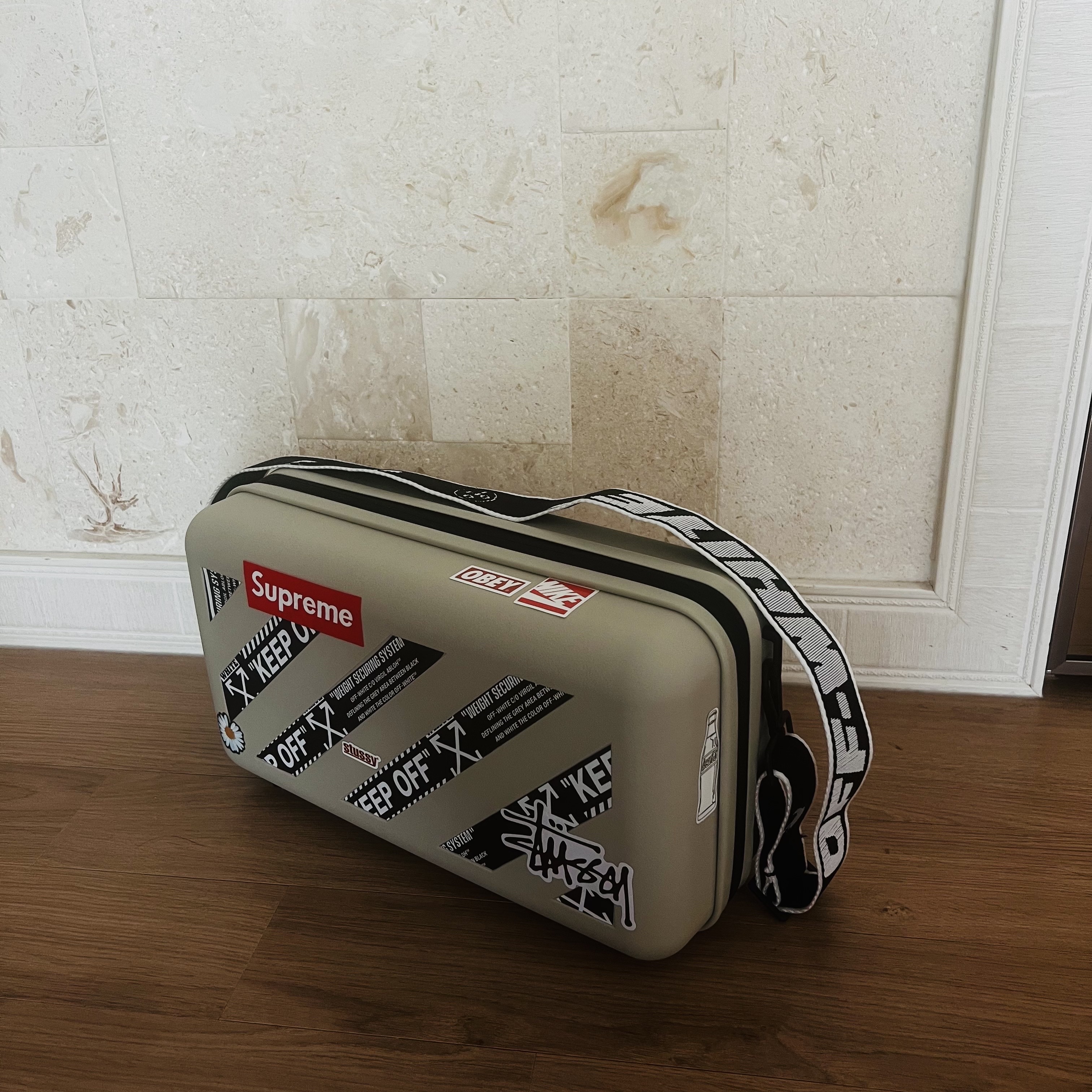 Off-White x Amore Pacific Protection Box (Without Cosmetics) 착용 스타일 - 2