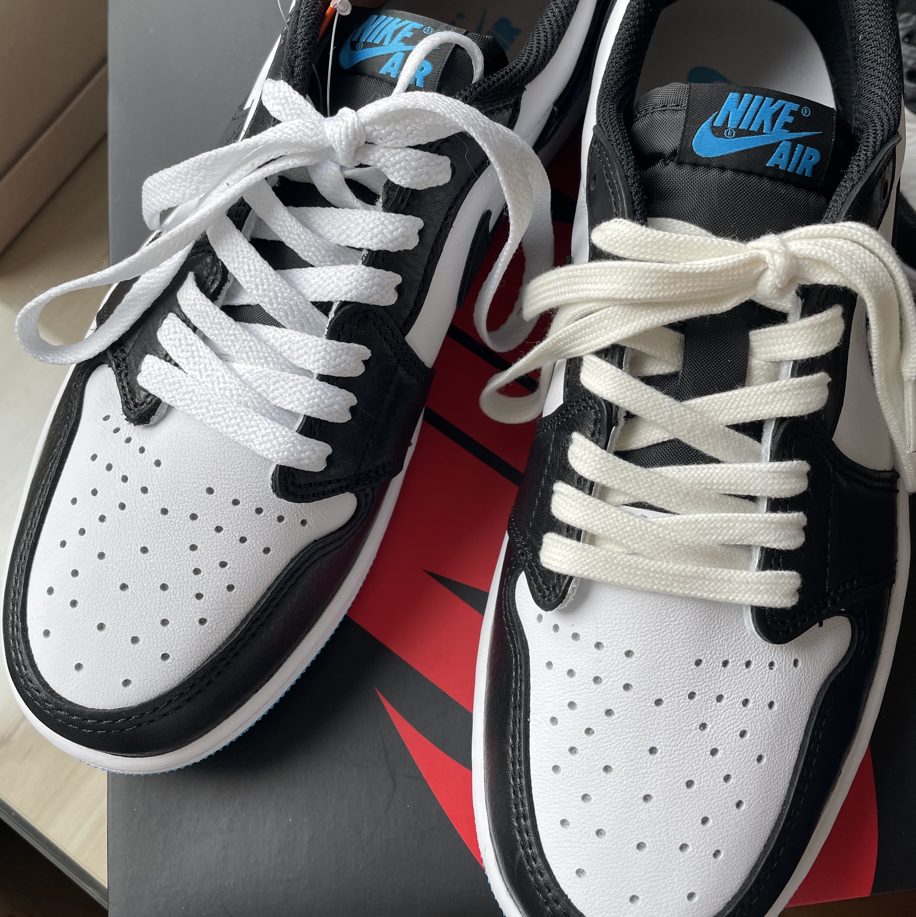 Jordan 1 Retro Low OG Black and Dark Powder Blue 착용 스타일