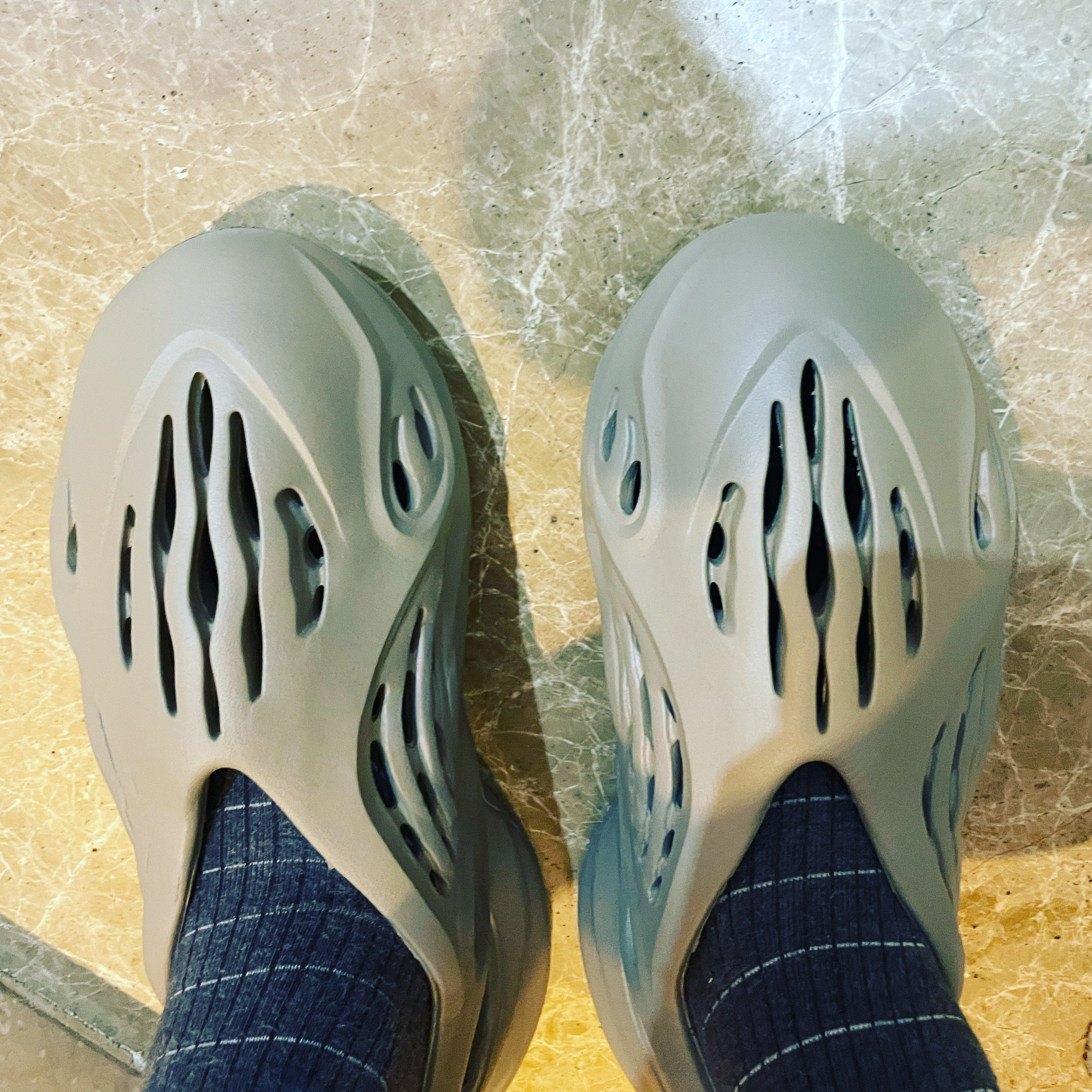Adidas Yeezy Foam RNNR Stone Sage 착용 스타일