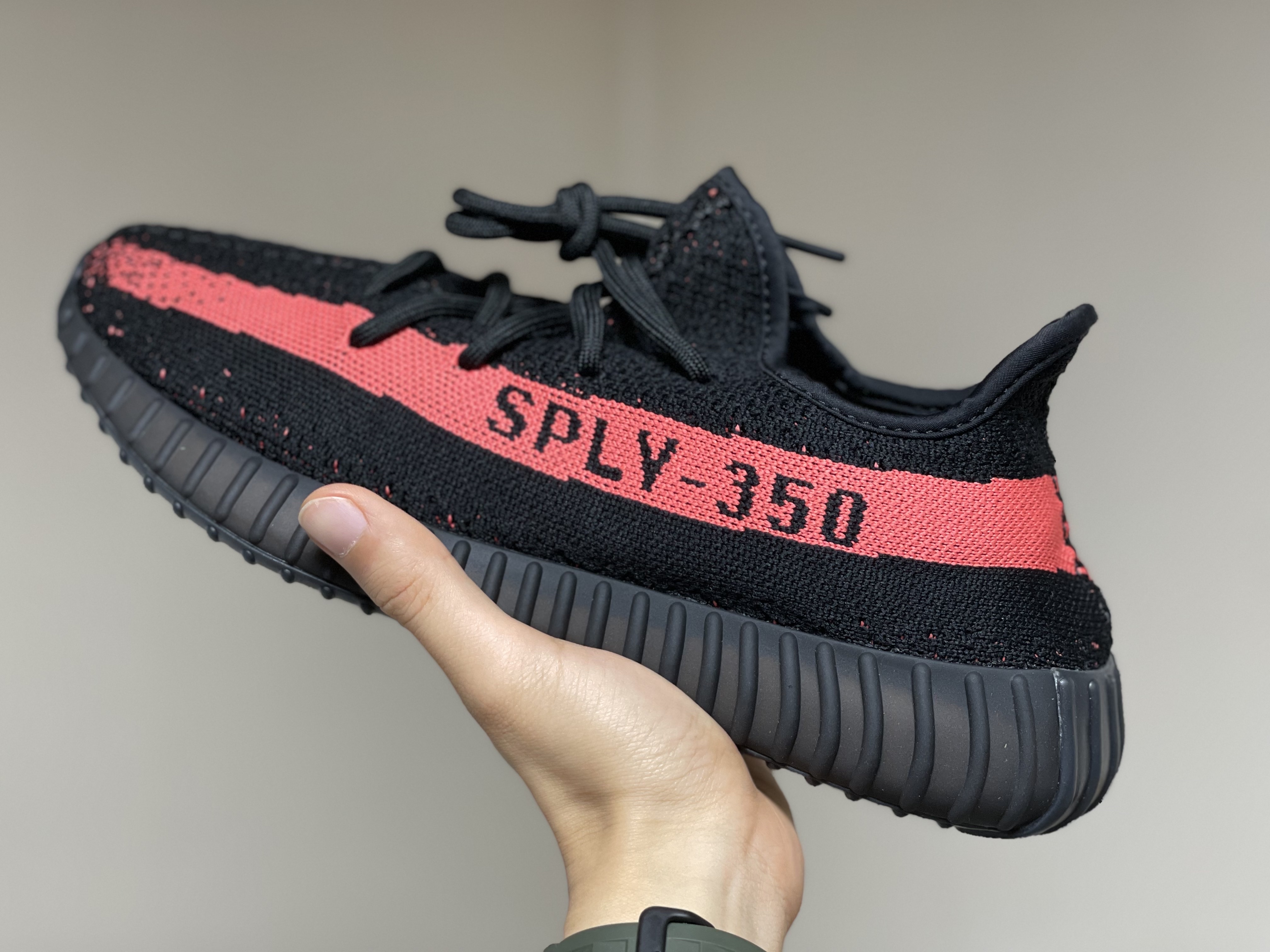 Adidas Yeezy Boost 350 V2 Core Black Red 2022/2023 착용 스타일 - 4