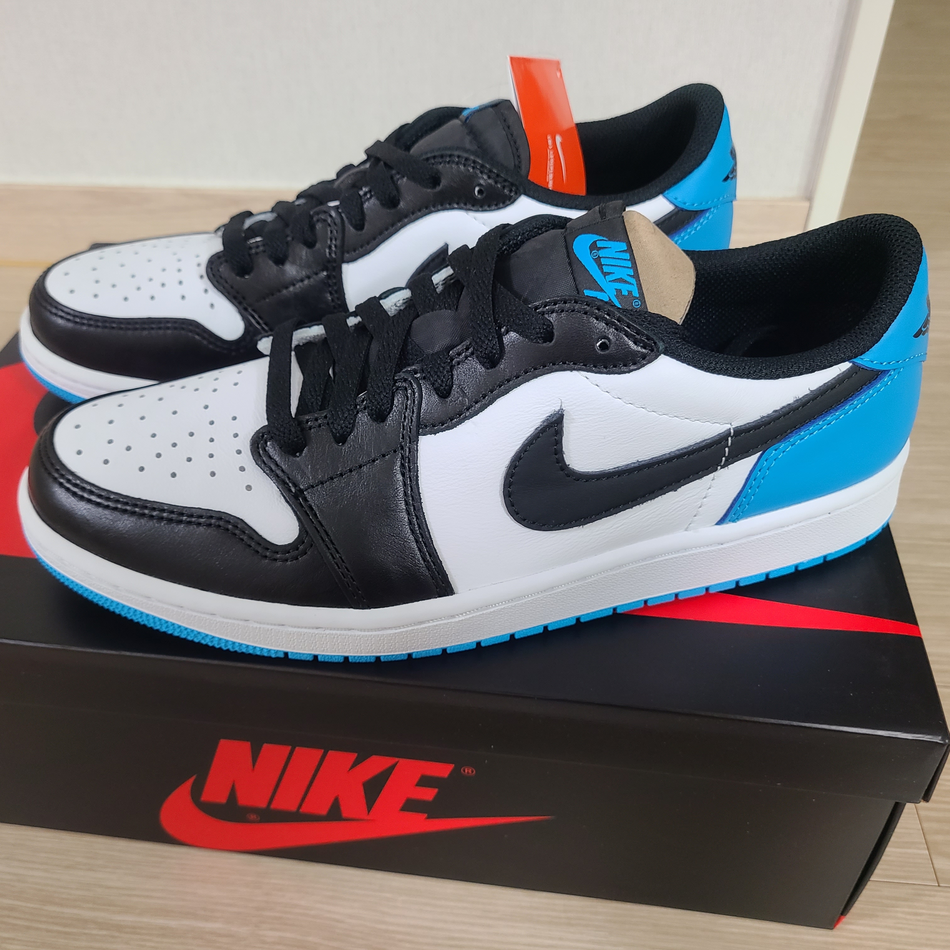 Jordan 1 Retro Low OG Black and Dark Powder Blue 착용 스타일