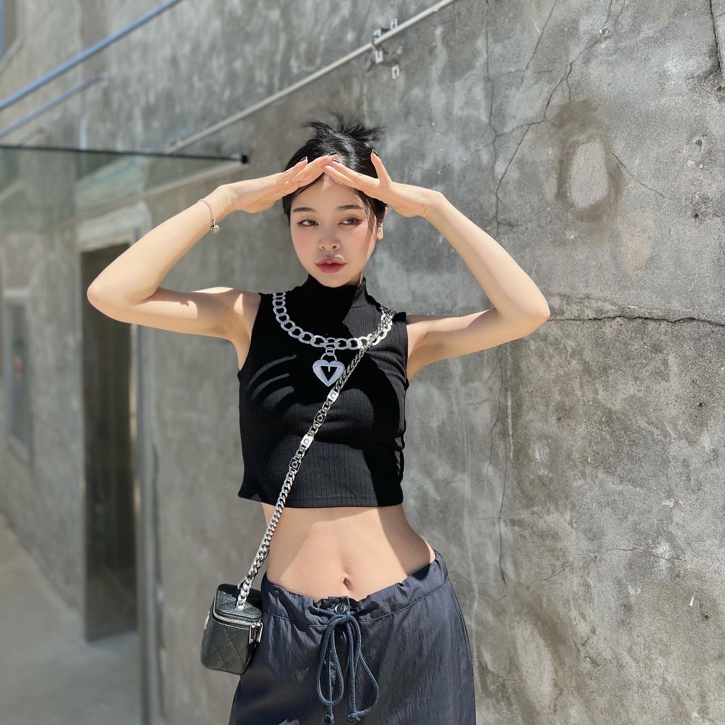 Nike x Sacai x Fragment LDWaffle Light Smoke Grey, Chanel Small Classic Vanity with Chain Grained Calfskin & Gold Black (Inside Mirror) 착용 스타일 - 3