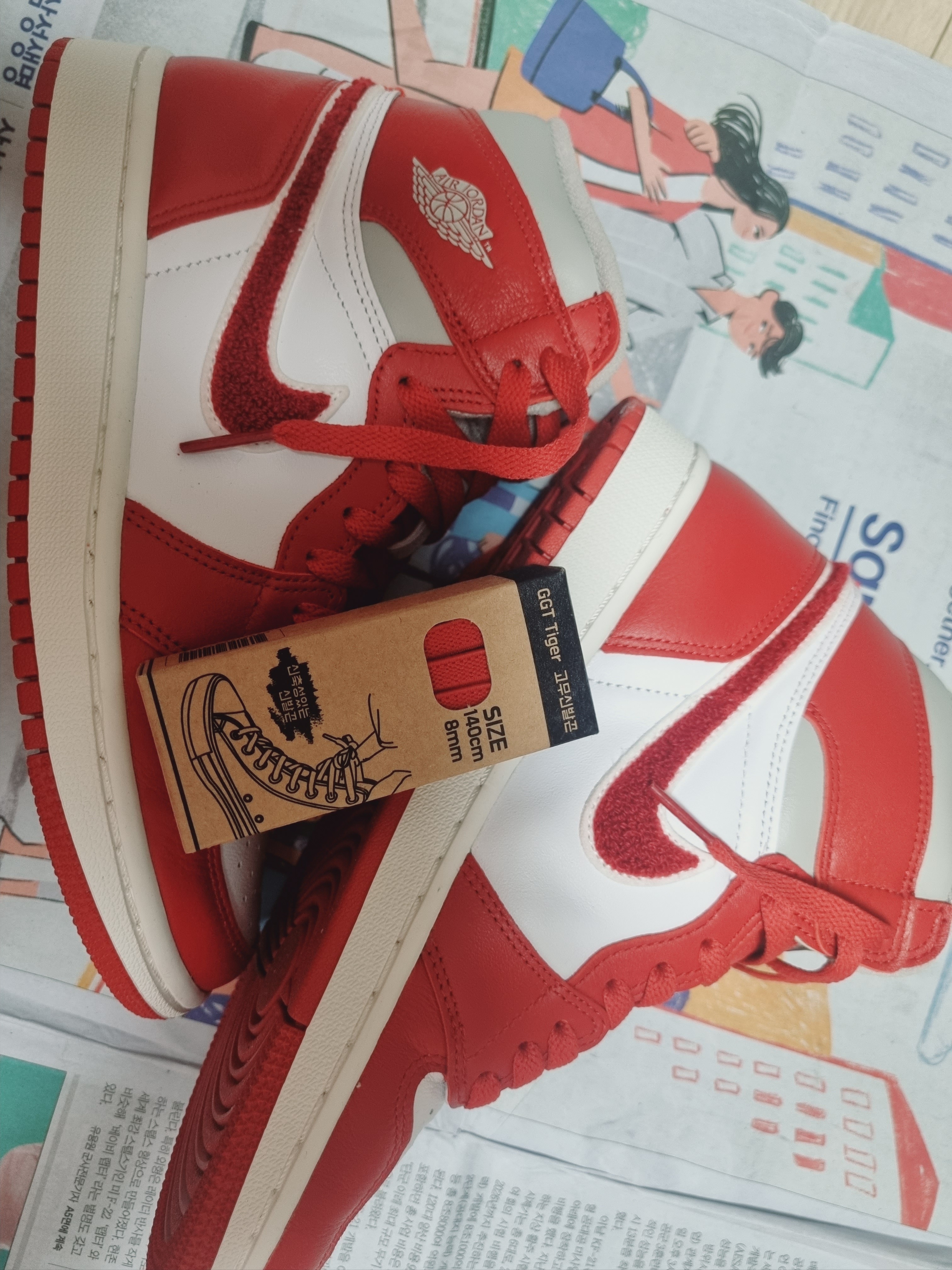 (W) Jordan 1 Retro High OG Varsity Red 착용 스타일 - 4