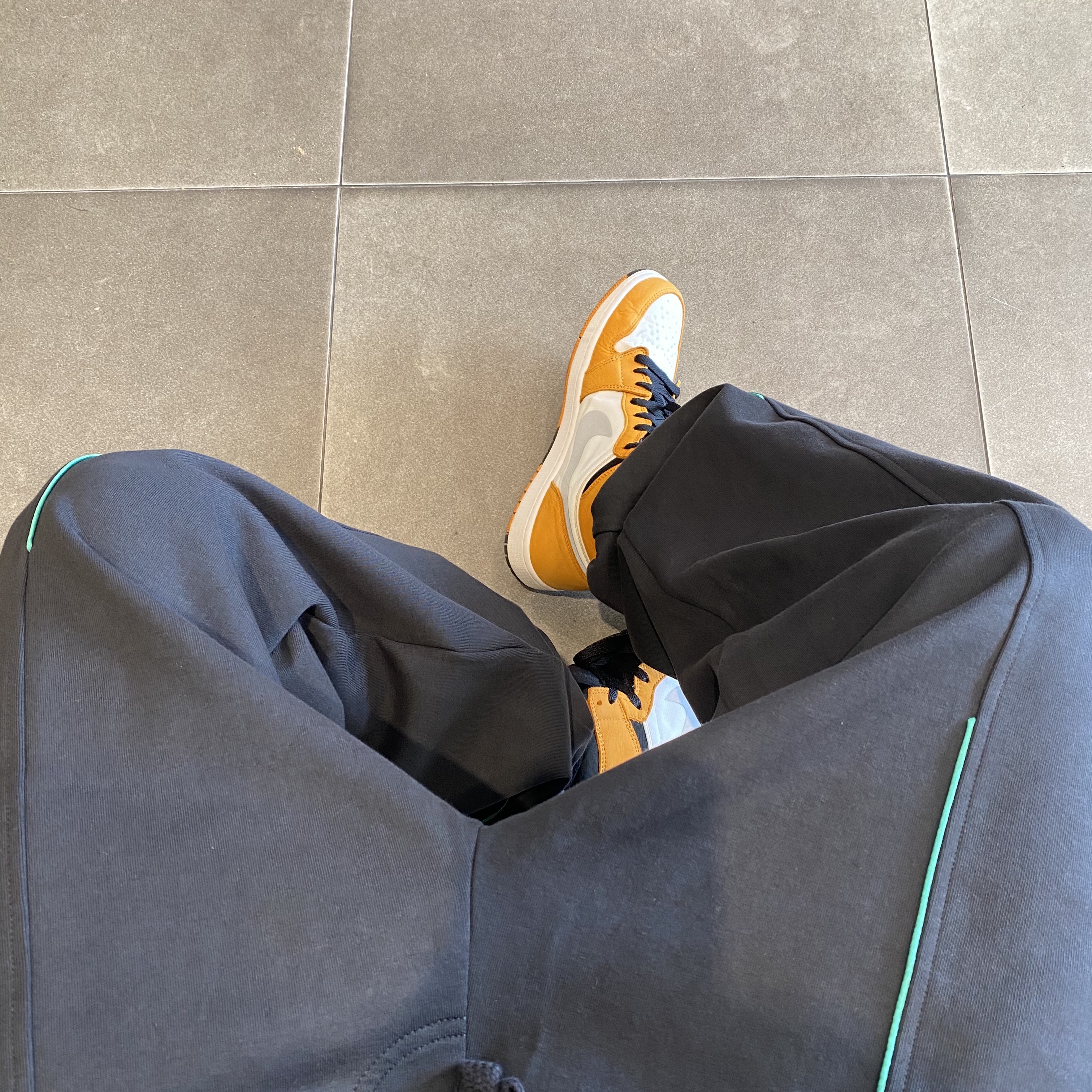 Zara x Ader Error Jogger Pants Dark Anthracite Grey, Jordan 1 Element Gore-Tex Light Curry 착용 스타일