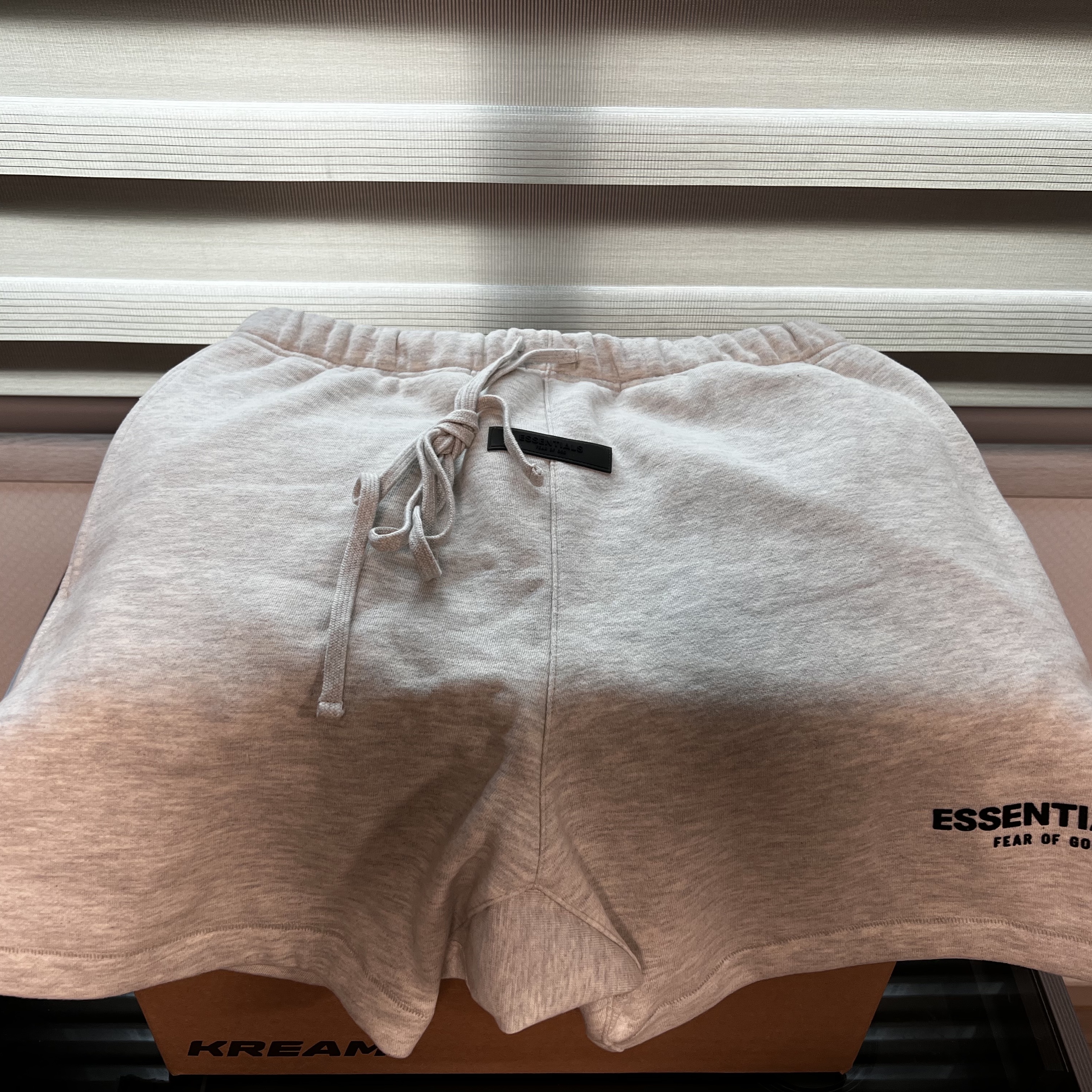 Essentials The Core Collection Sweatshorts Light Oatmeal 착용 스타일 - 3
