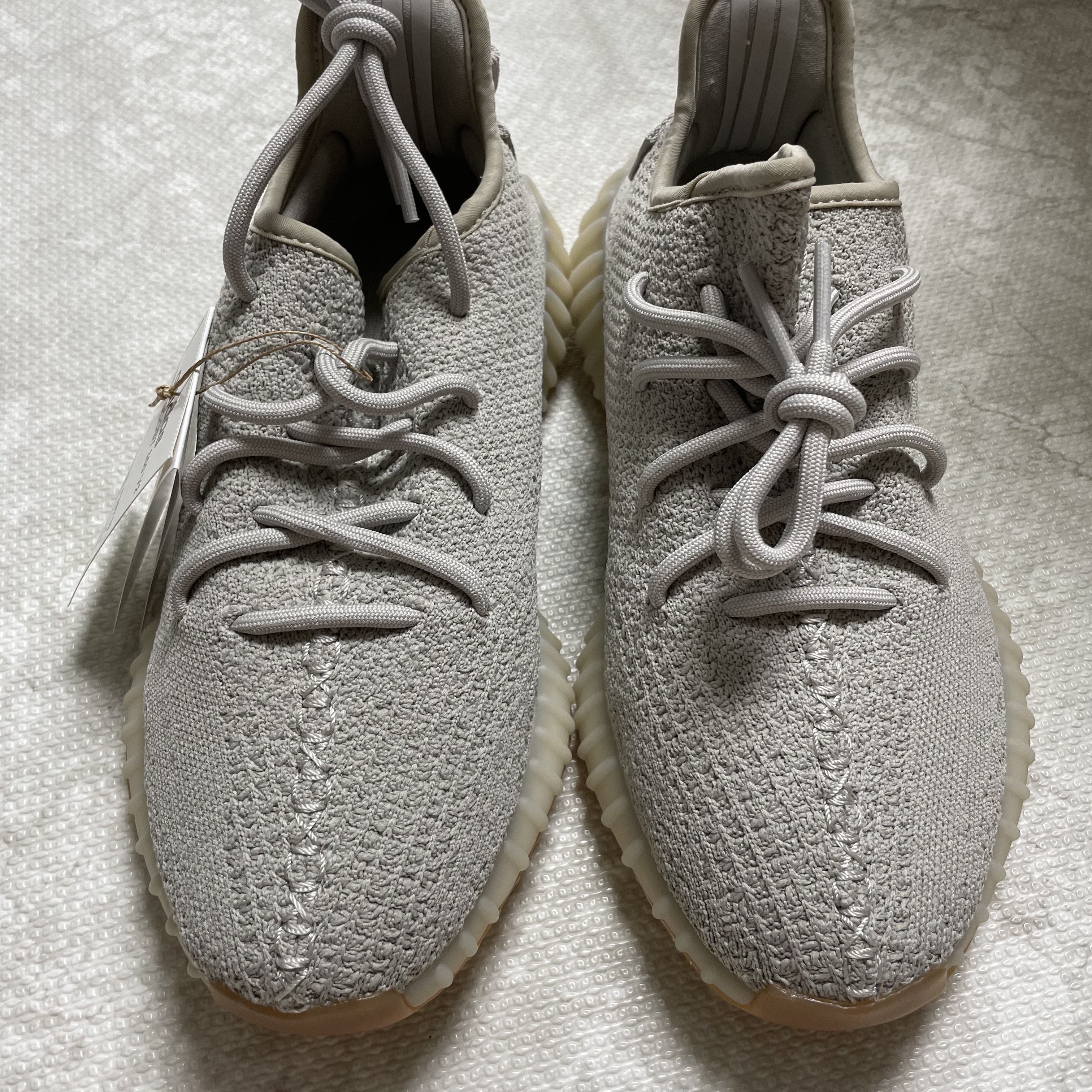 Adidas Yeezy Boost 350 V2 Sesame 2022 착용 스타일 - 1