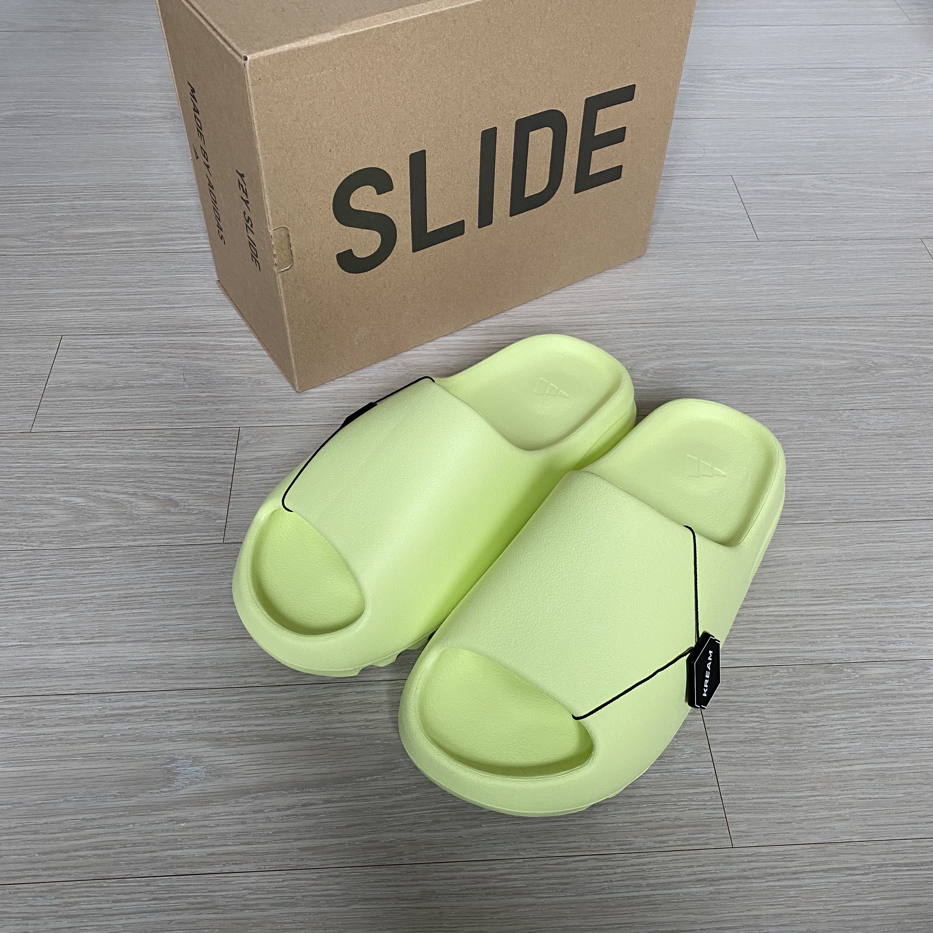Adidas Yeezy Slide Glow Green 2022/2023 착용 스타일