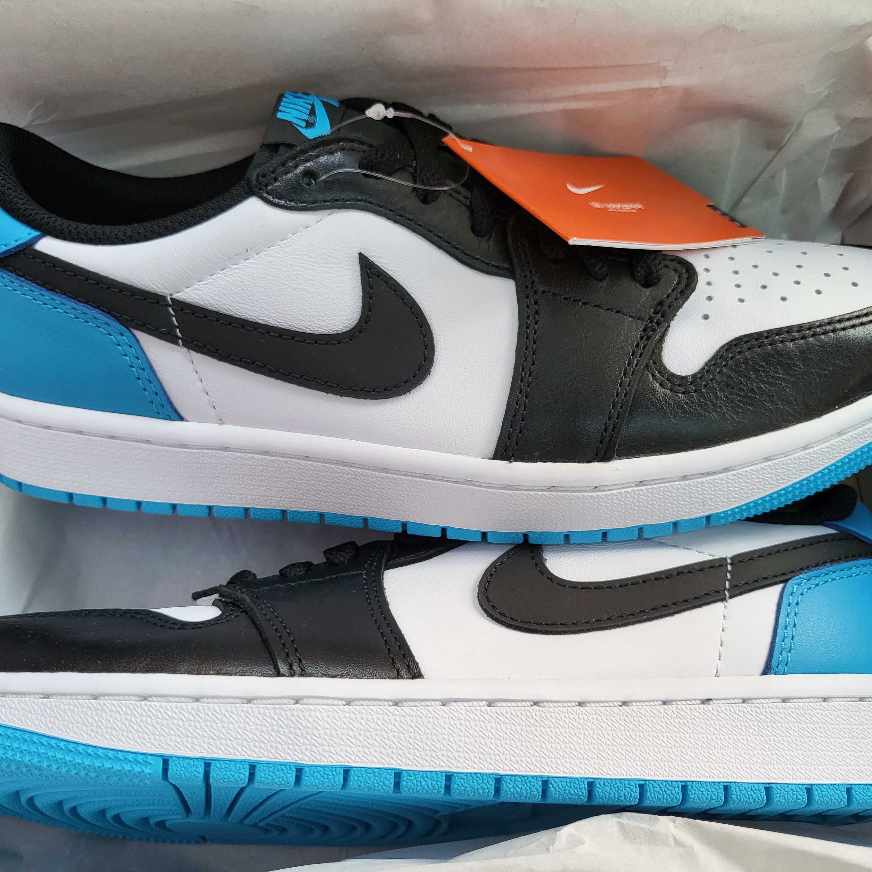 Jordan 1 Retro Low OG Black and Dark Powder Blue 착용 스타일 - 4