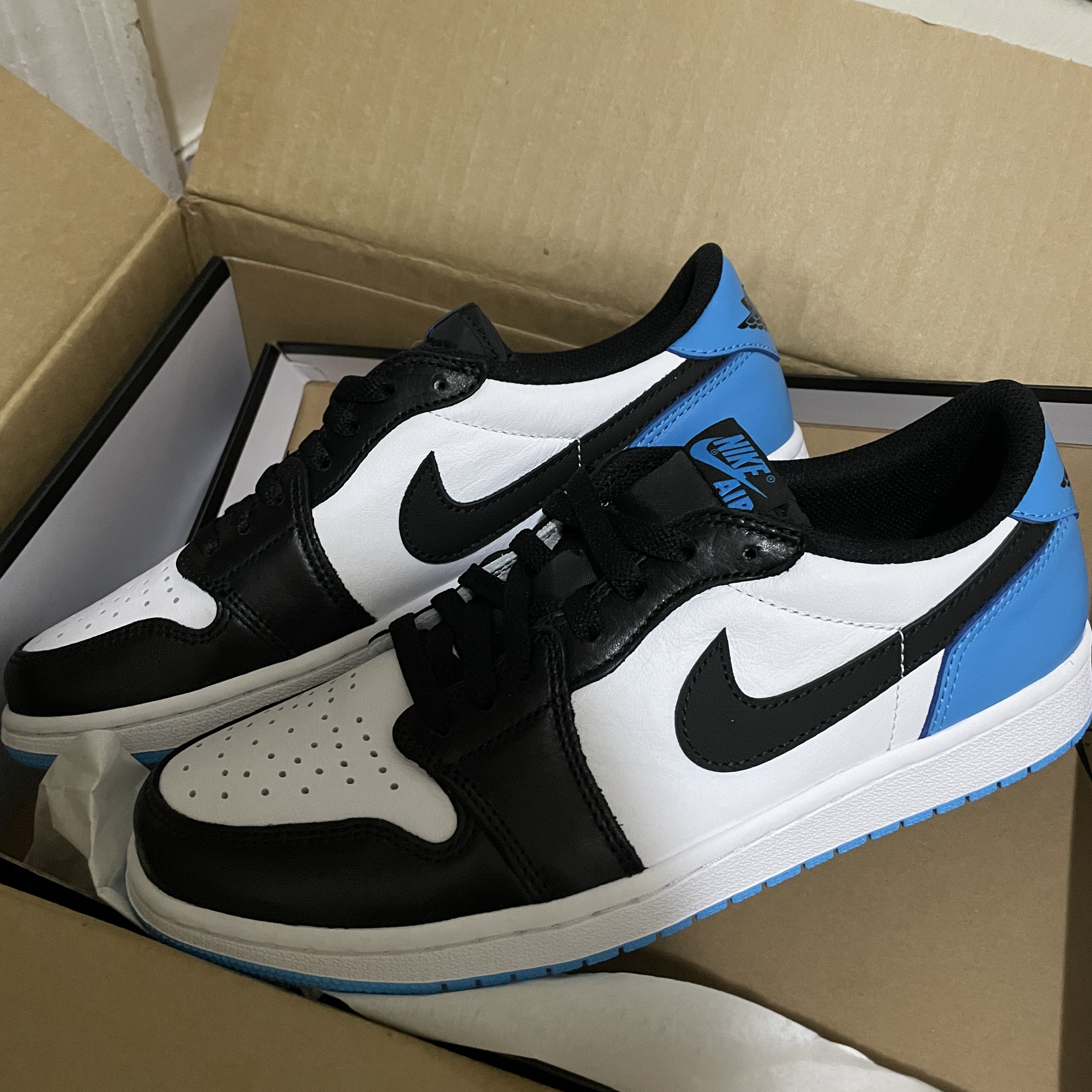 Jordan 1 Retro Low OG Black and Dark Powder Blue 착용 스타일