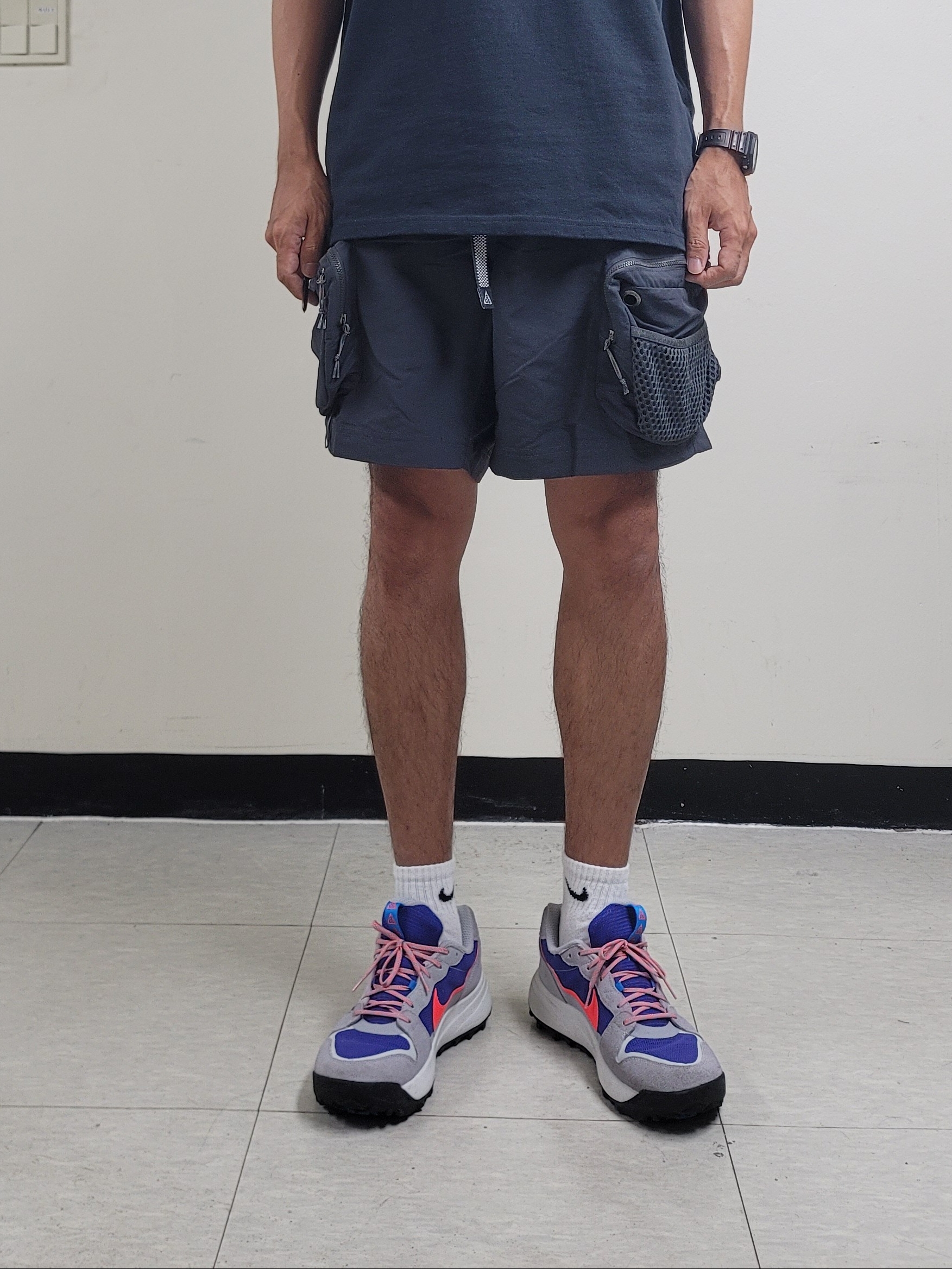 Nike ACG Lowcate Wolf Grey and Bright Crimson, Nike ACG Snowgrass Cargo Shorts Black - US/EU 착용 스타일 - 2