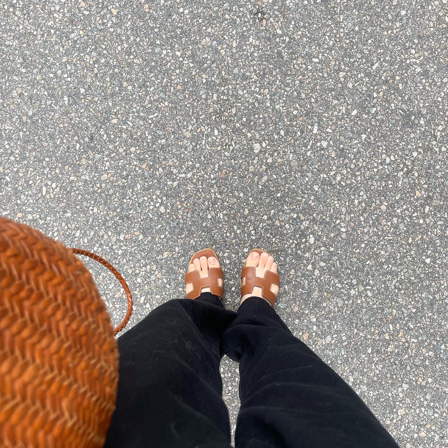 (W) Hermes Oran Sandal Calfskin & Gold Piqures Ecrues 착용 스타일 - 2