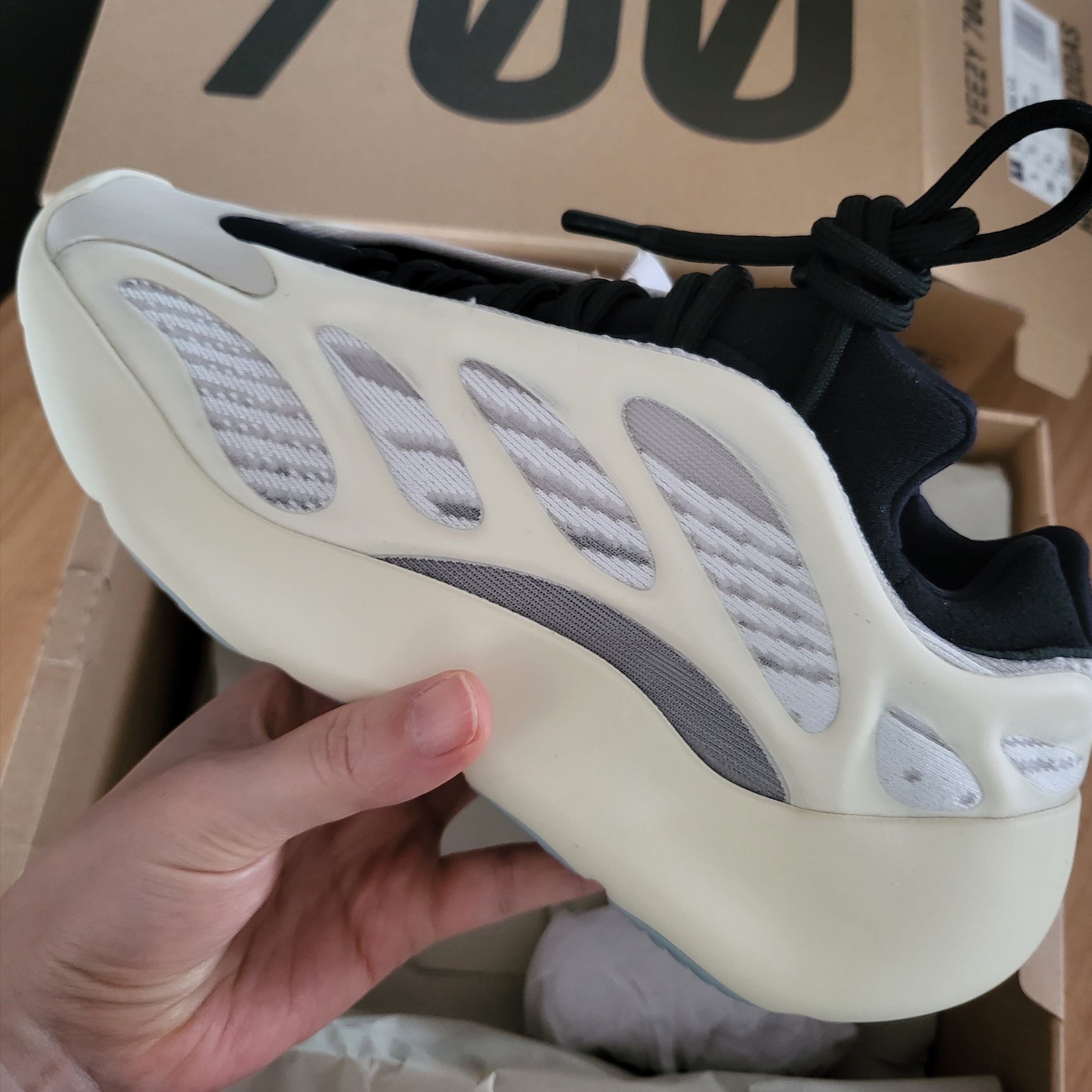 Adidas Yeezy 700 V3 Azael 2022/2023 착용 스타일 - 1