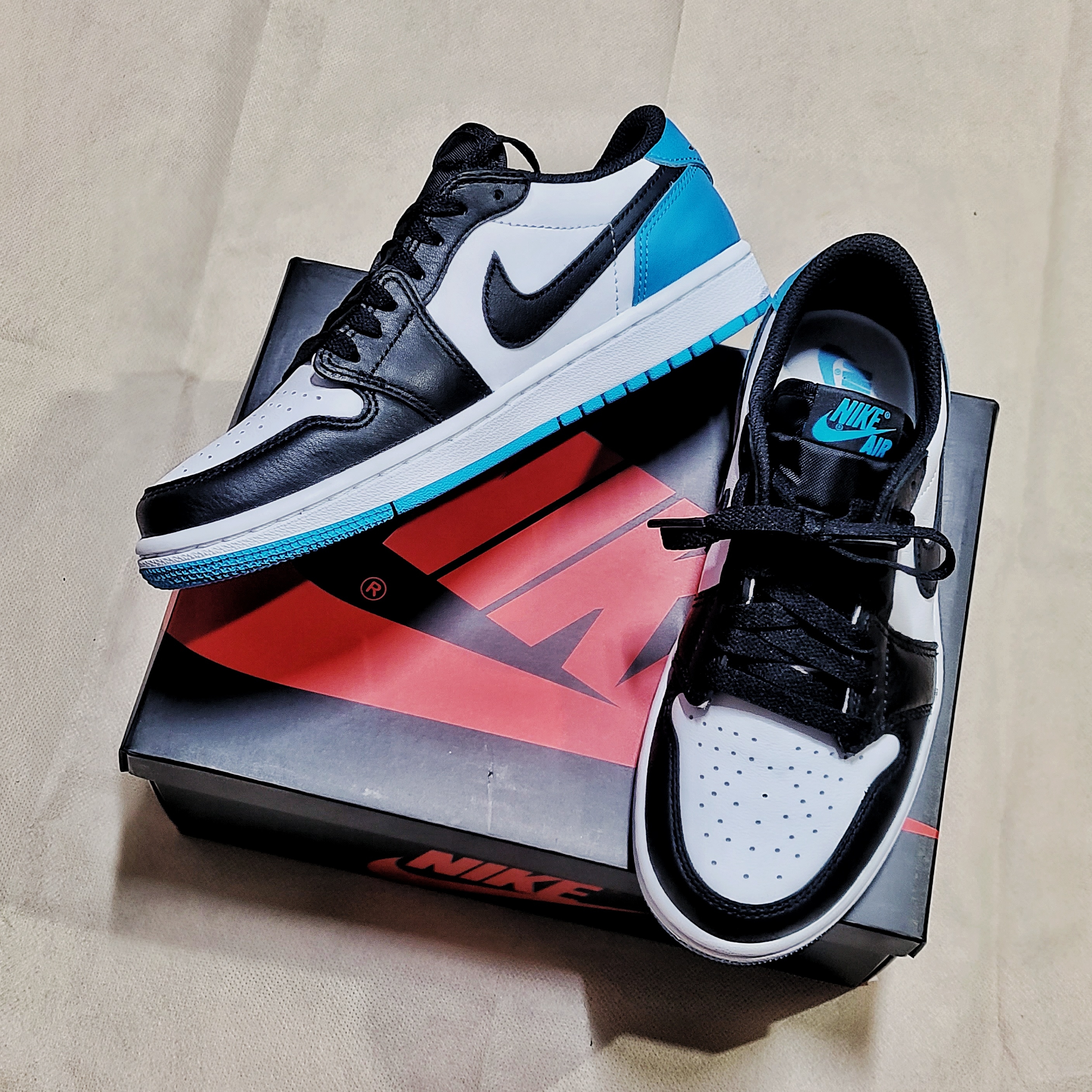 Jordan 1 Retro Low OG Black and Dark Powder Blue 착용 스타일