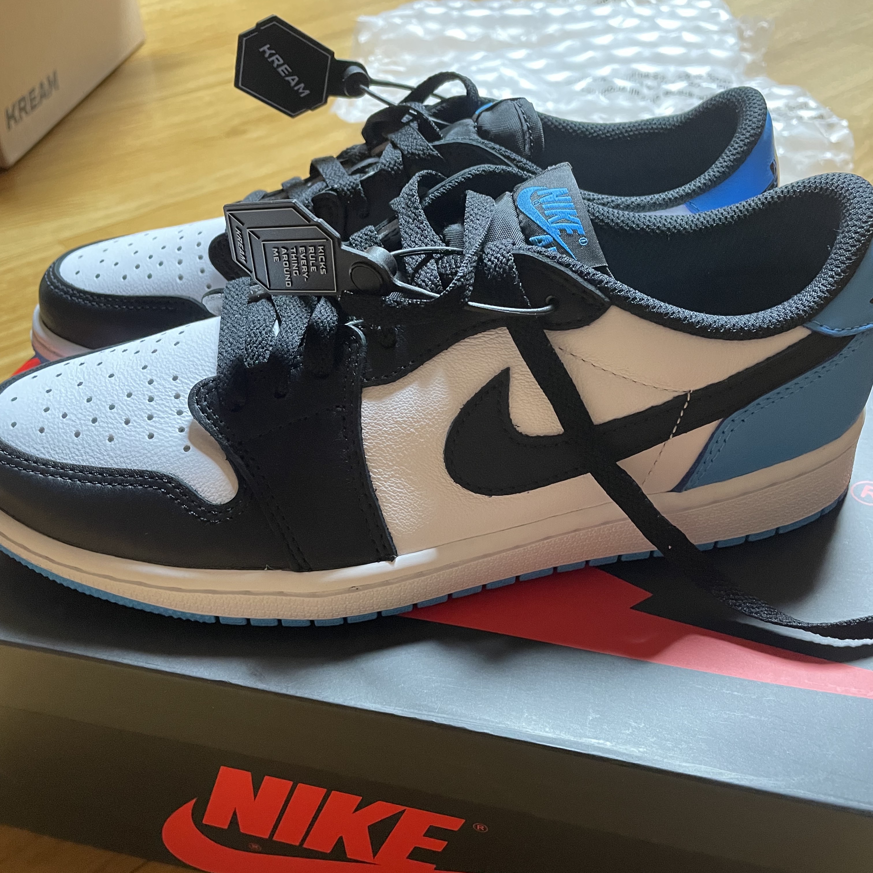 Jordan 1 Retro Low OG Black and Dark Powder Blue 착용 스타일