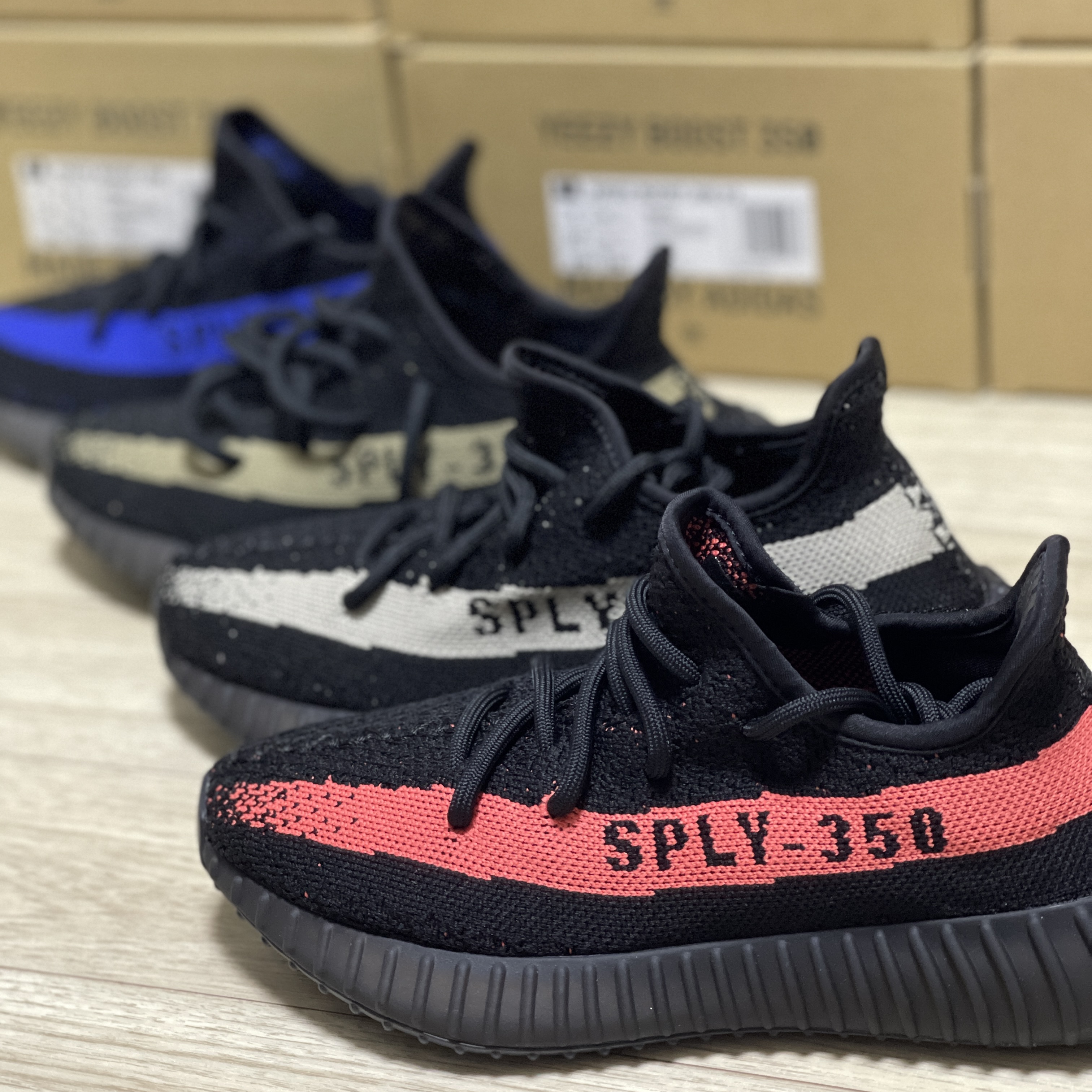 Adidas Yeezy Boost 350 V2 Core Black Red 2022/2023, Adidas Yeezy Boost 350 V2 Core Black Green 착용 스타일 - 3