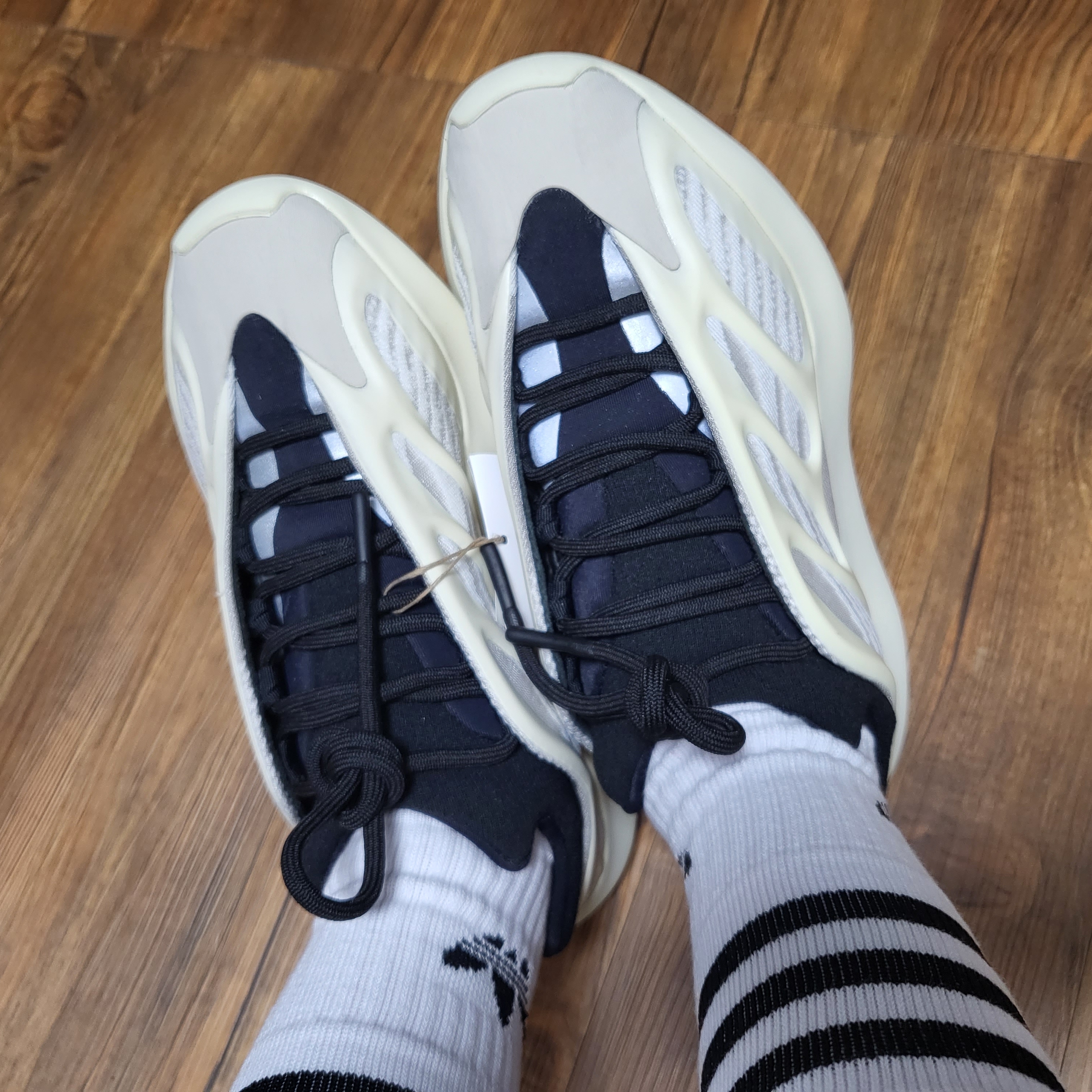 Adidas Yeezy 700 V3 Azael 2022/2023 착용 스타일 - 3